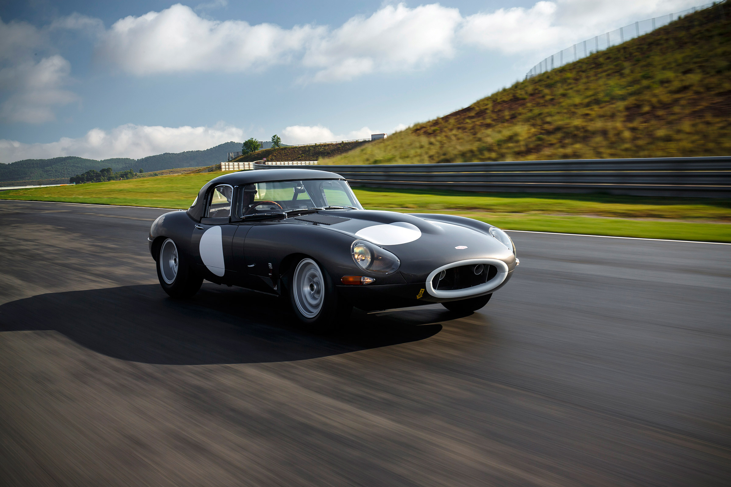 Lightweight Jaguar E-Type - front moving