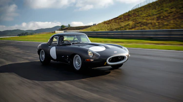Lightweight Jaguar E-Type - front moving