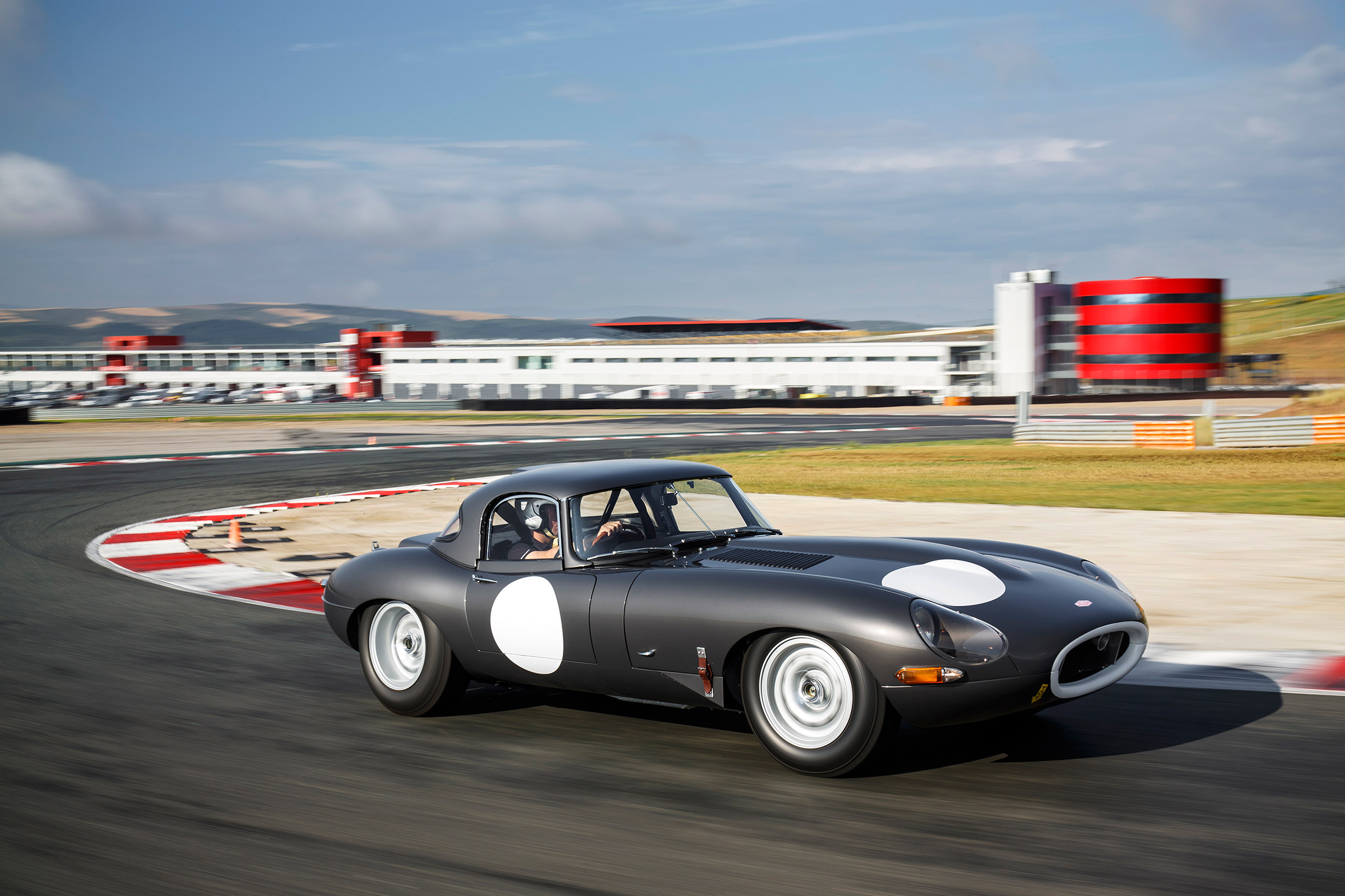 Lightweight Jaguar E-Type - dynamic