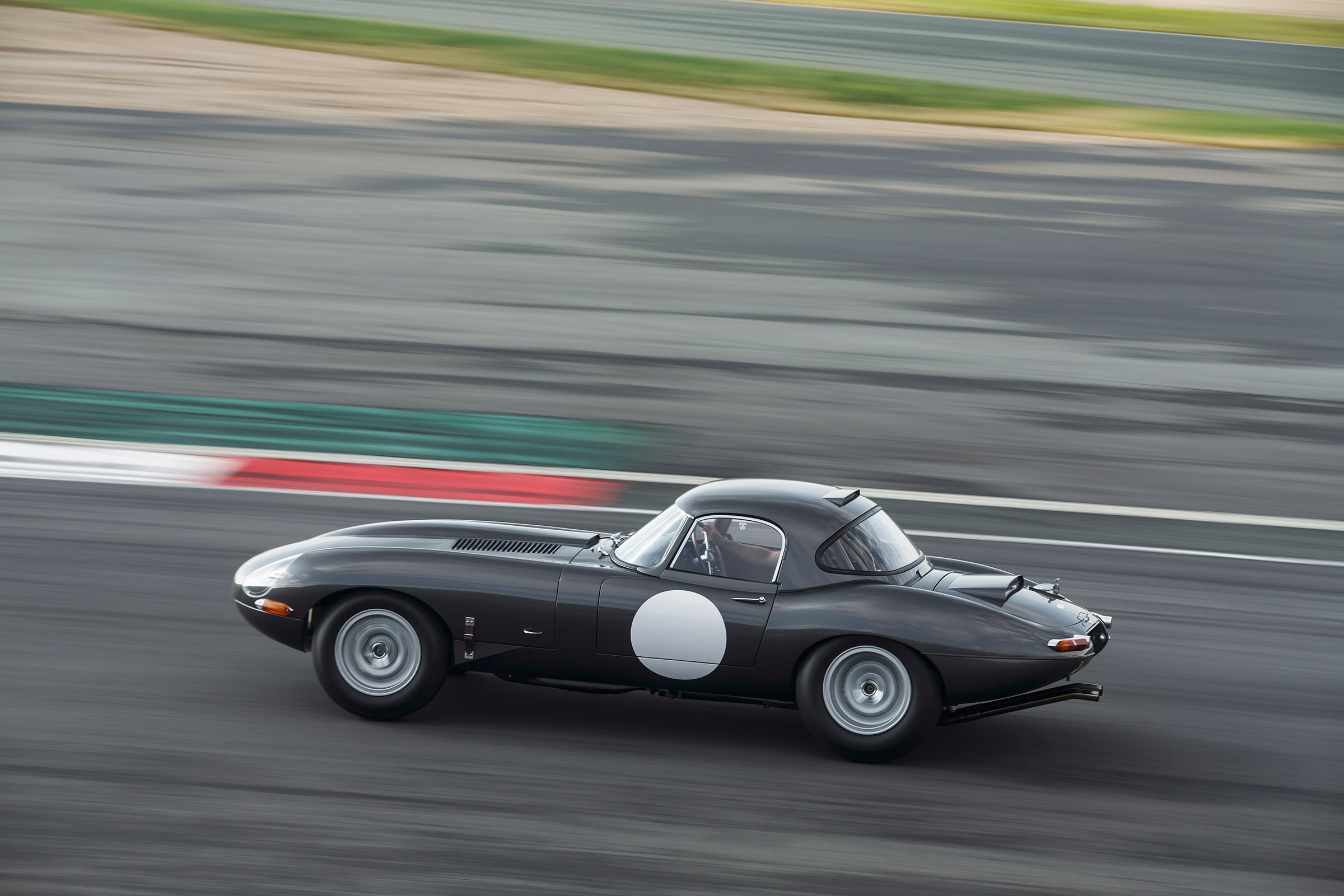 Lightweight Jaguar E-Type - profile