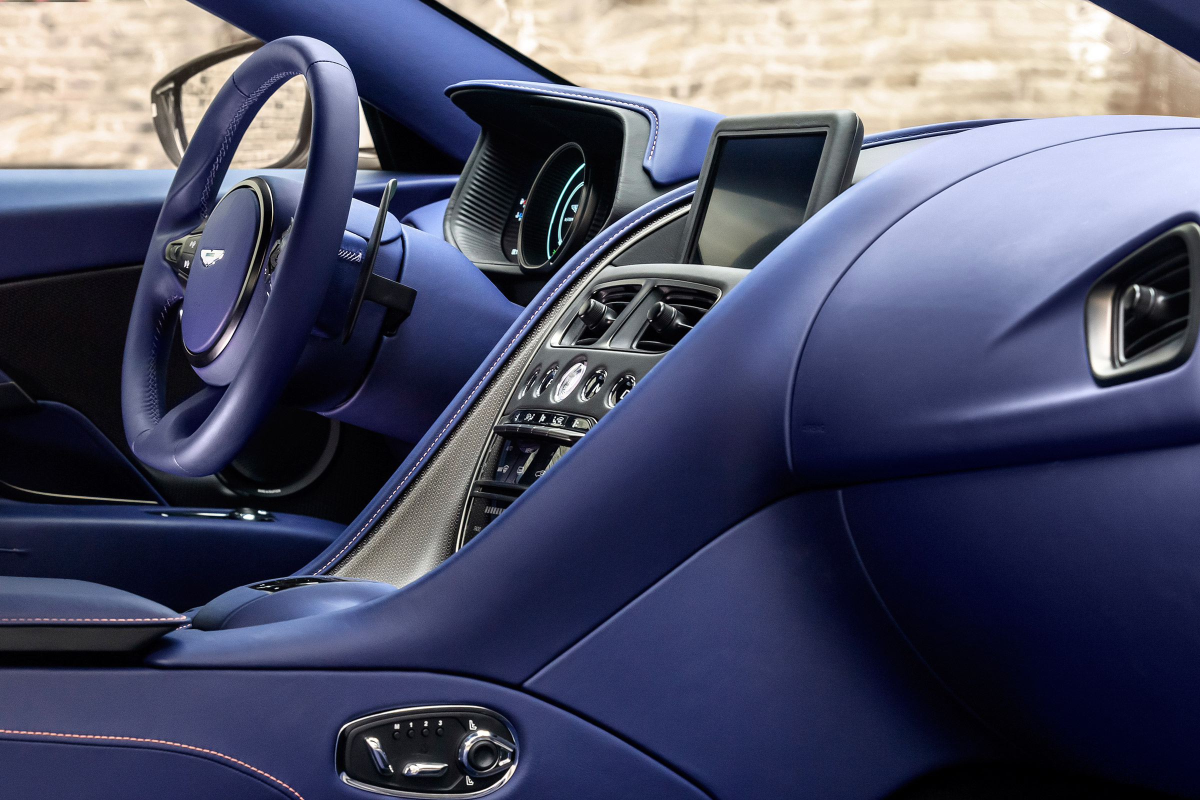 Aston Martin DB11 V8 - interior
