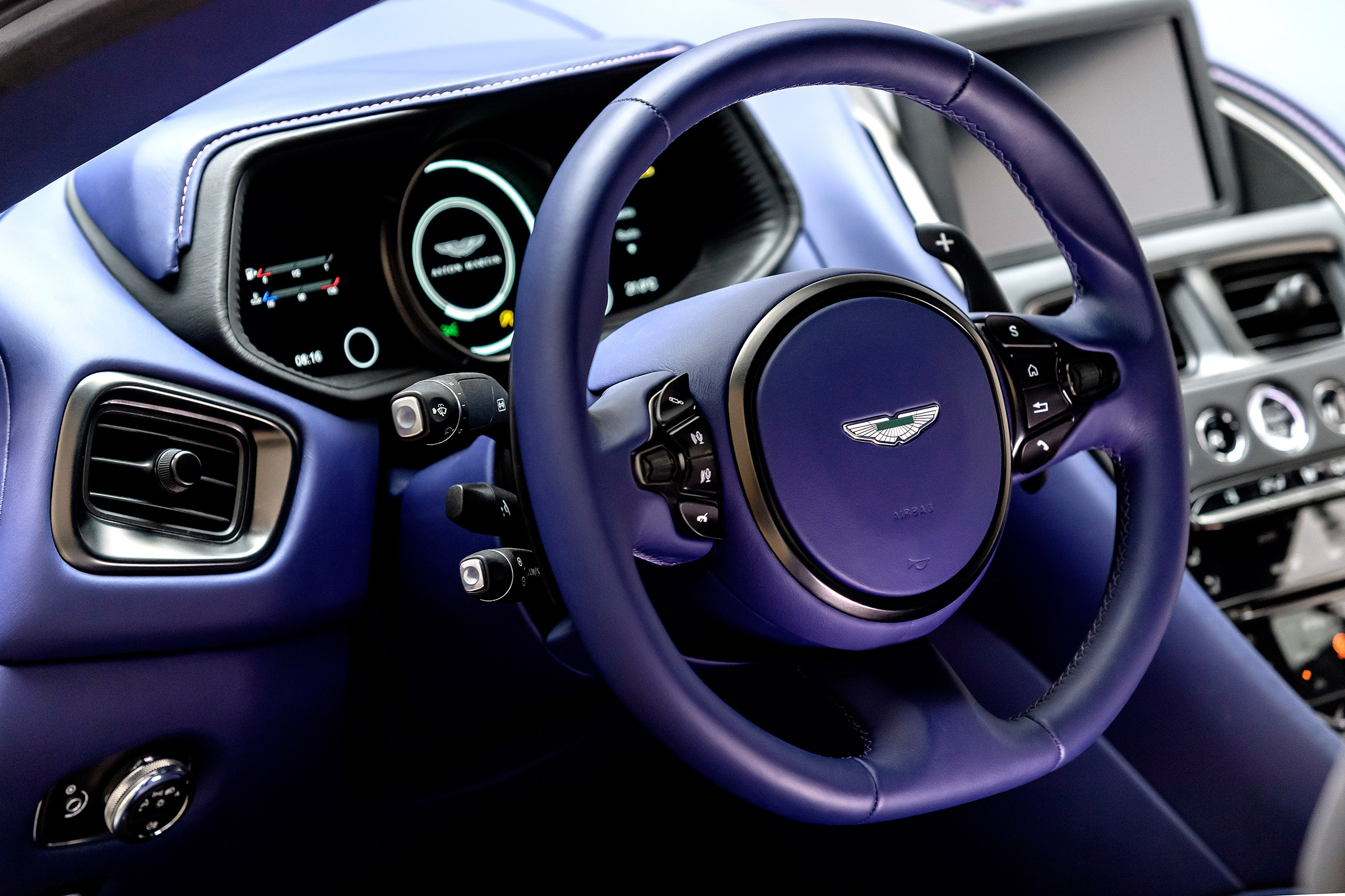 Aston Martin DB11 V8 - interior 2