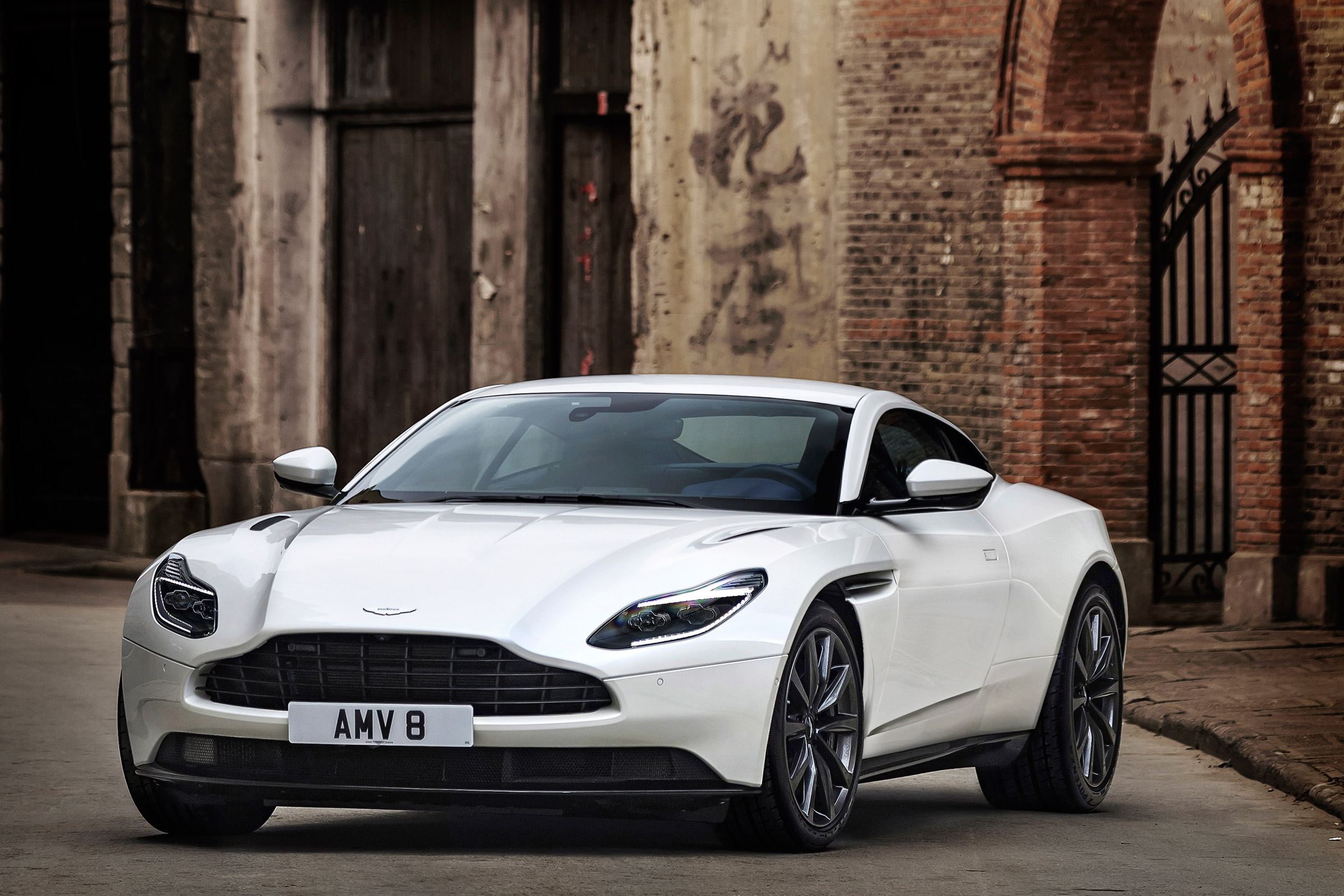 Aston Martin DB11 V8 - static front 3.4