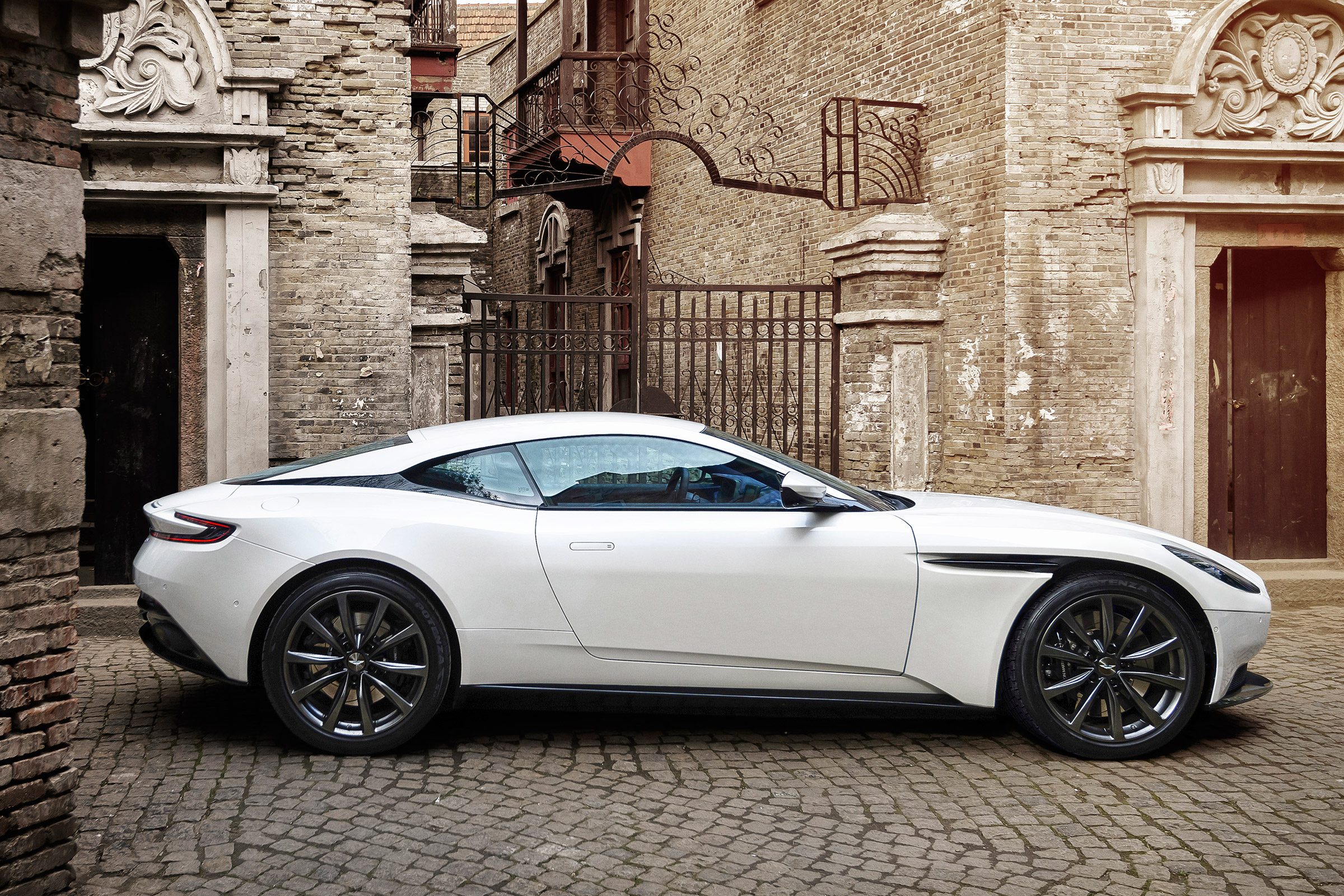 Aston Martin DB11 V8 - profile