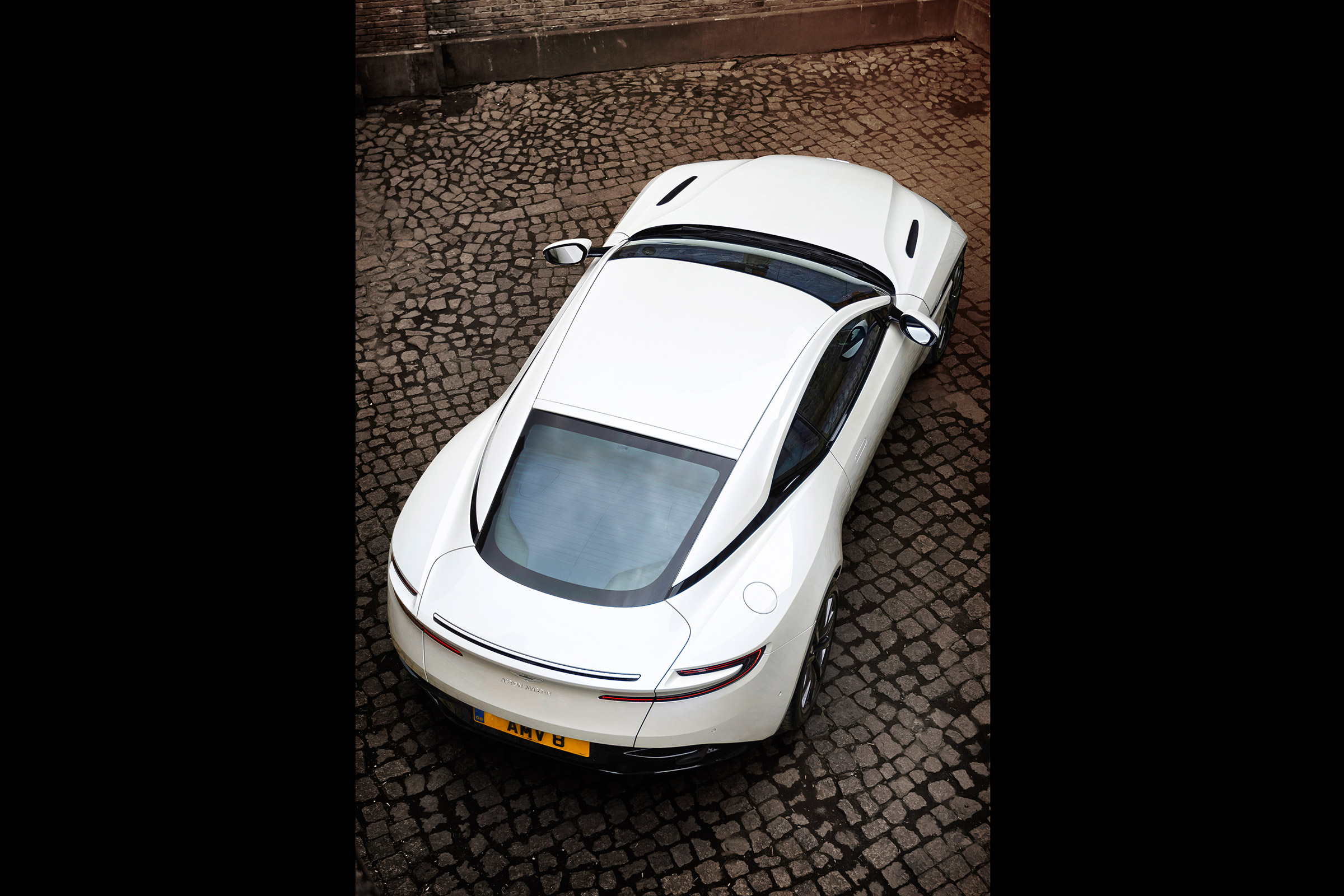 Aston Martin DB11 V8 - lifted