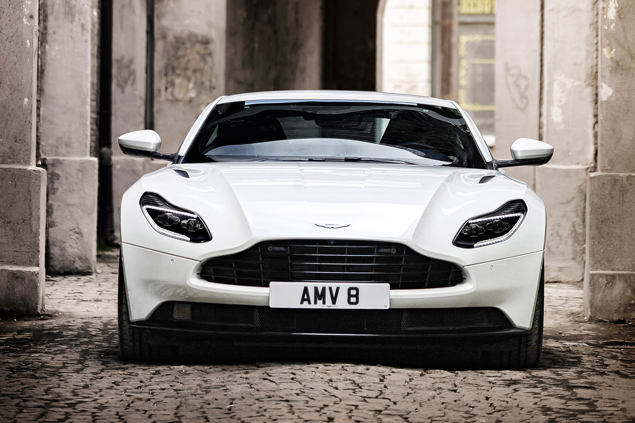 Aston Martin DB11 V8 - front
