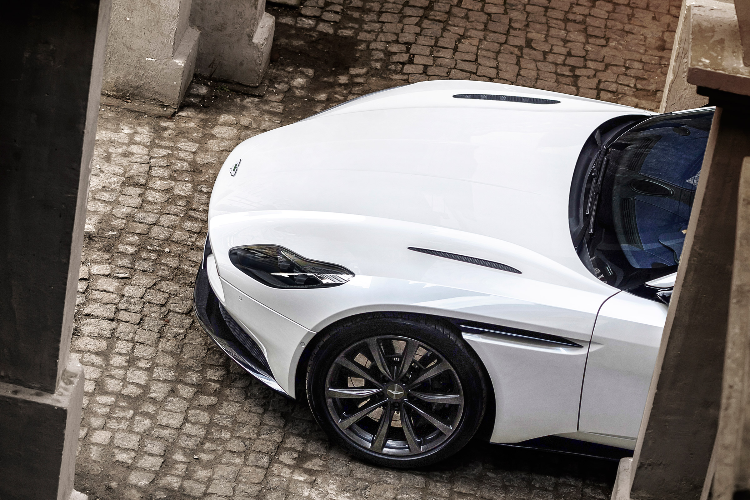 Aston Martin DB11 V8 - front lifted