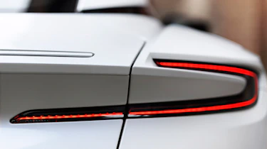 Aston Martin DB11 V8 - lights