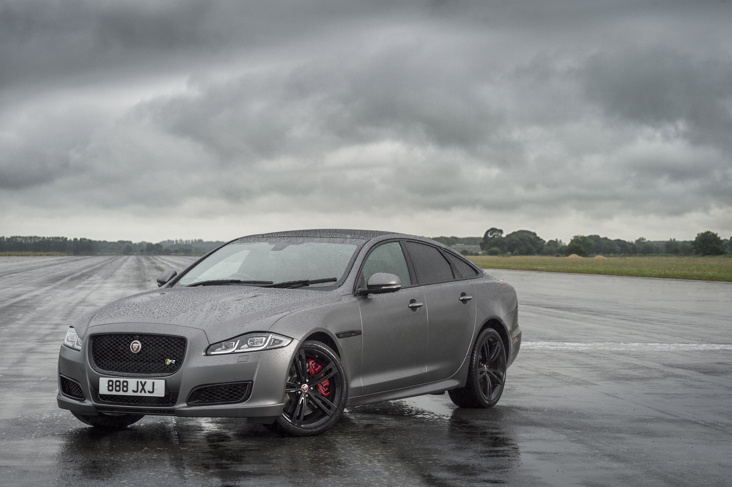 Jaguar XJR575 front three quarters