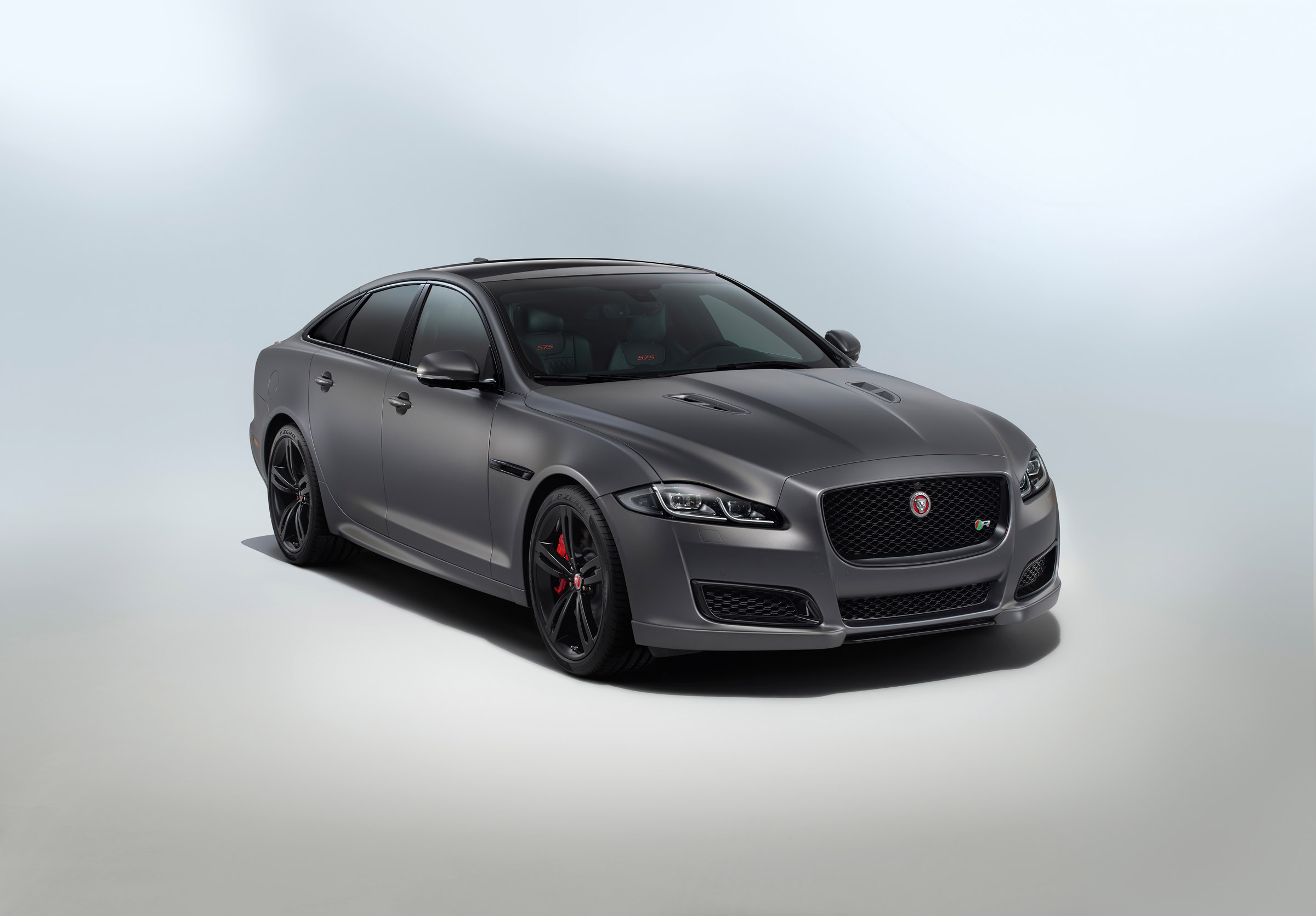 Jaguar XJR575 studio