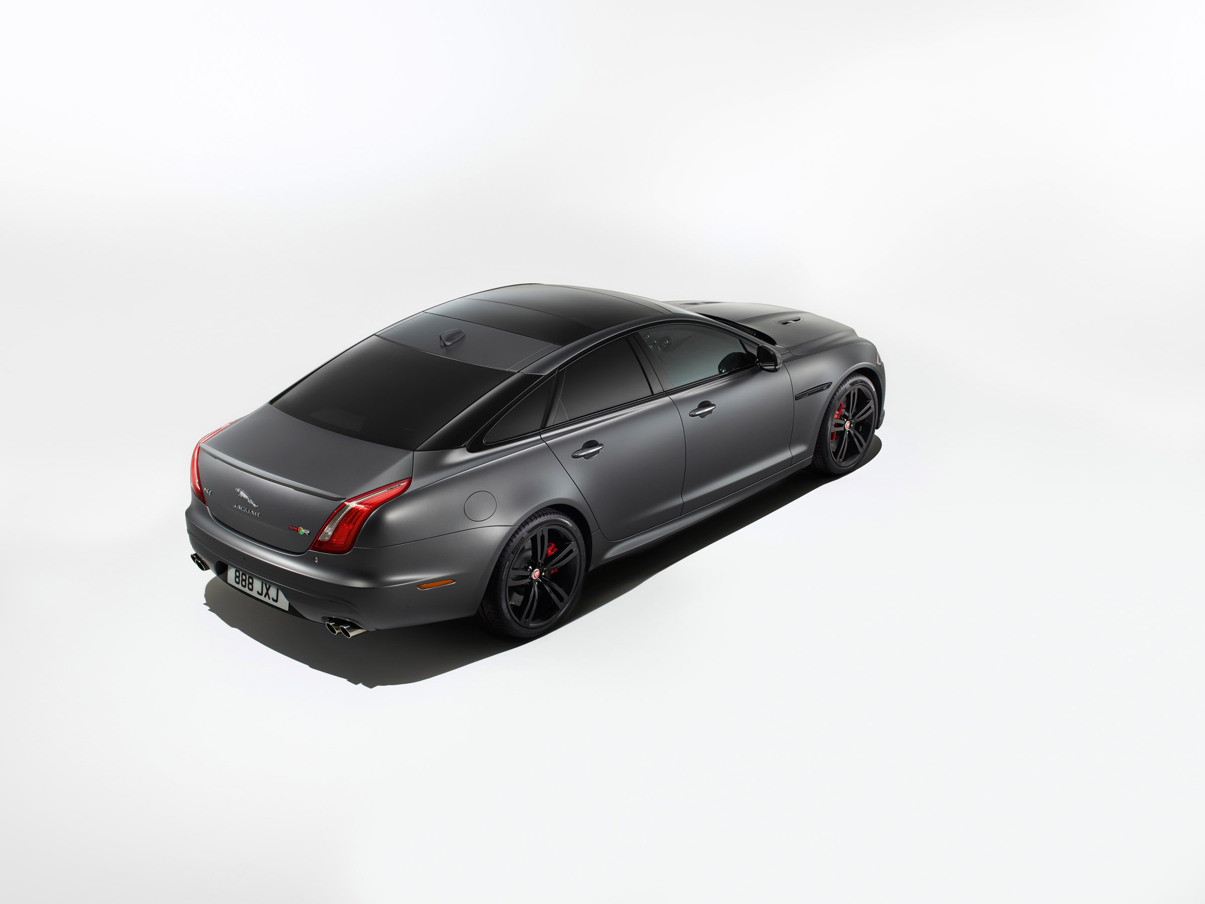 Jaguar XJR575 studio