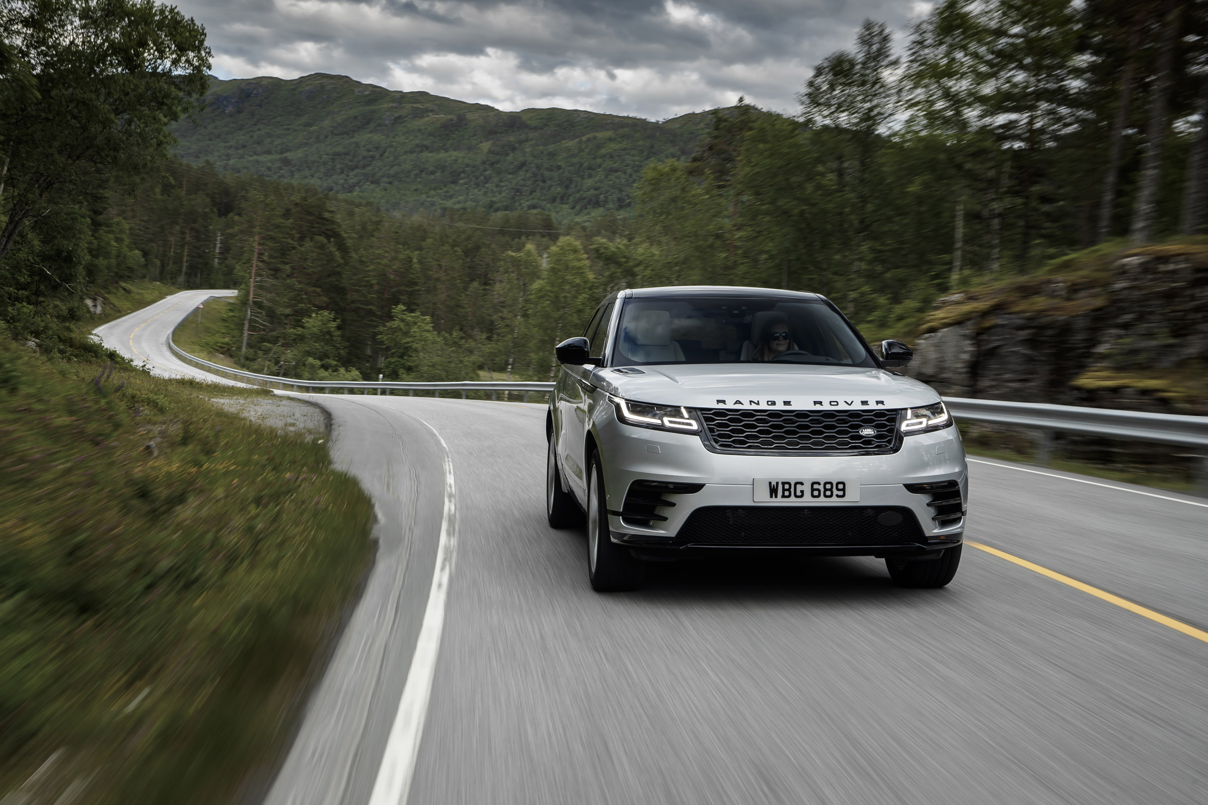 Range Rover Velar action