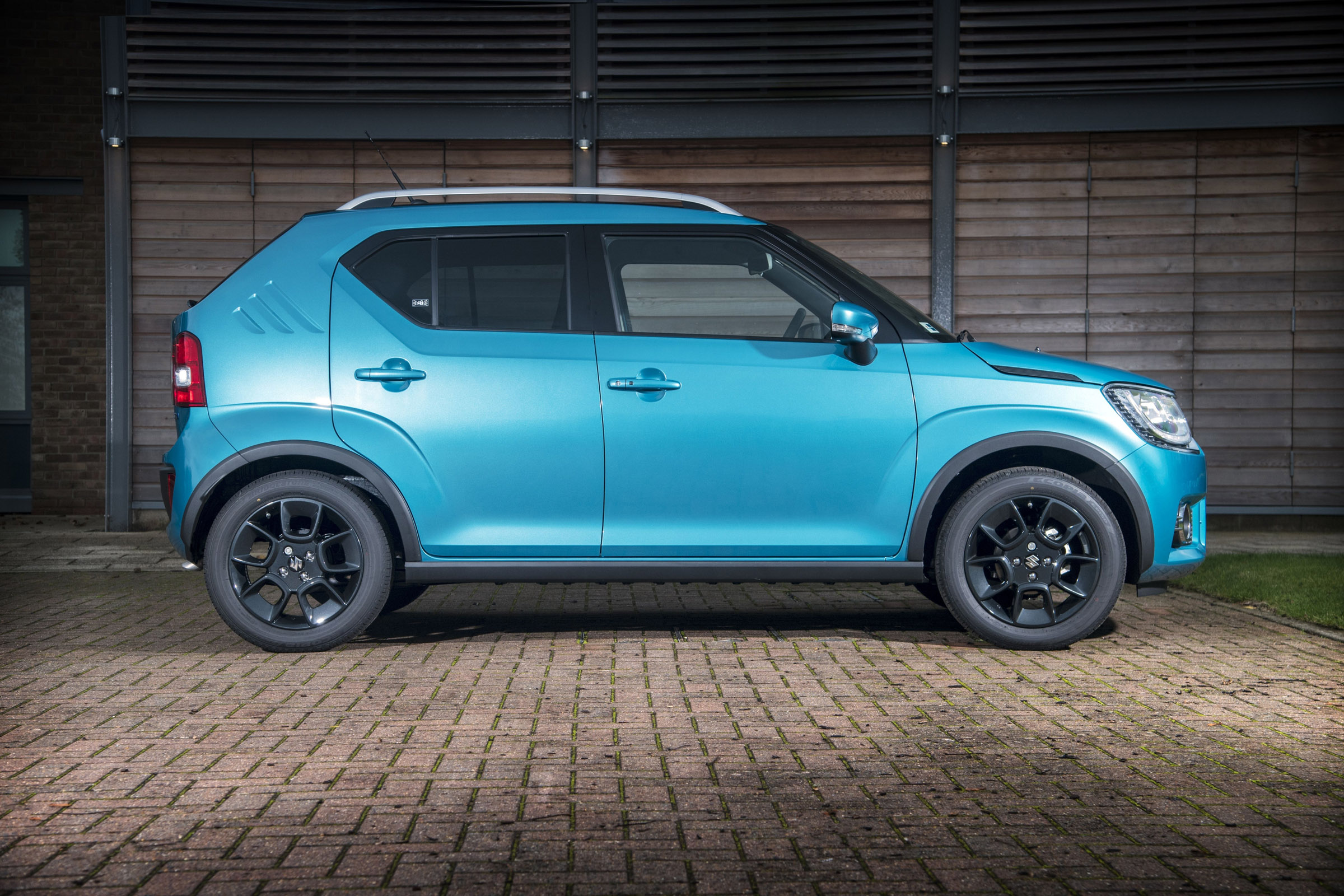 Suzuki Ignis side static