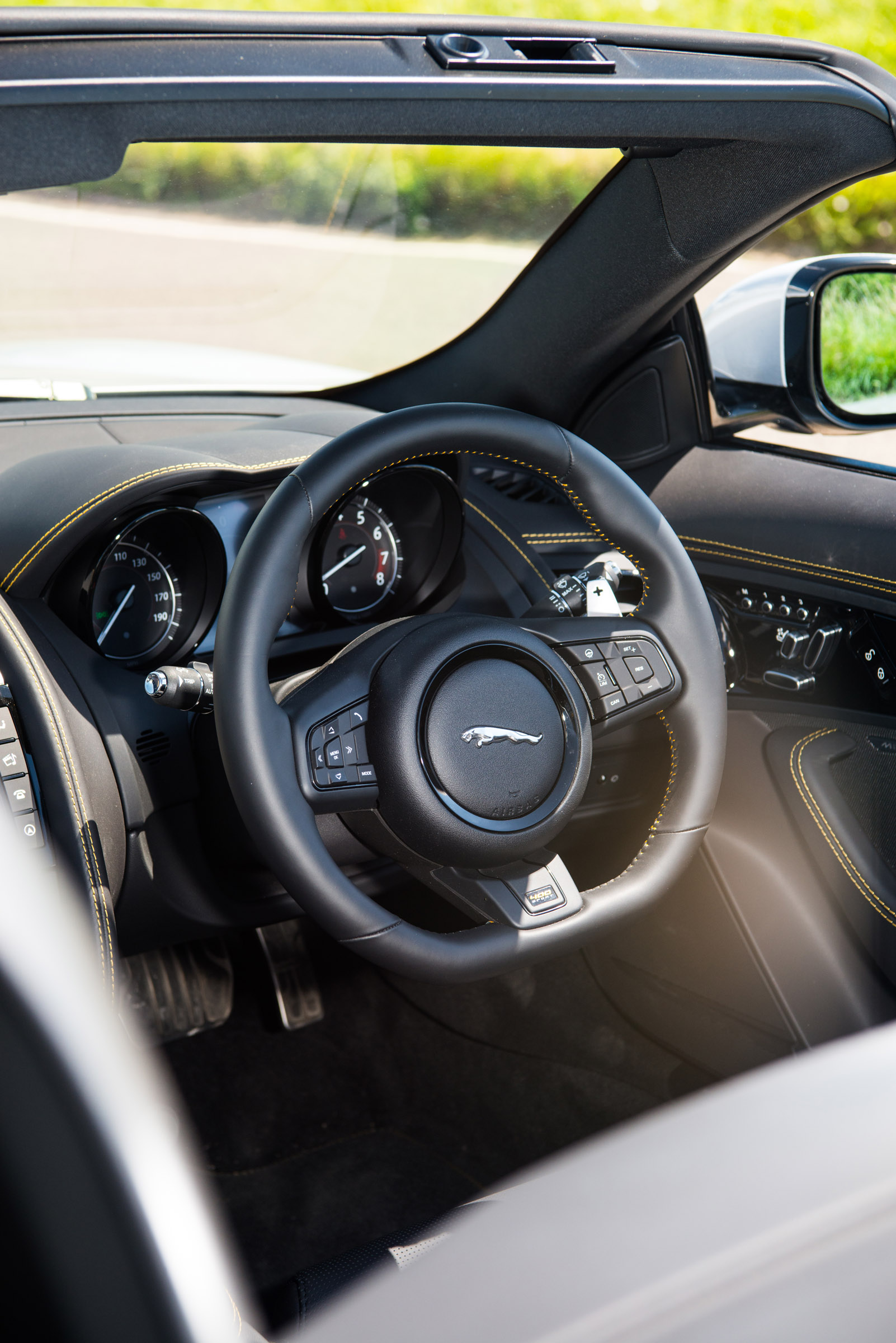 Jaguar F-type 400 Sport steering wheel