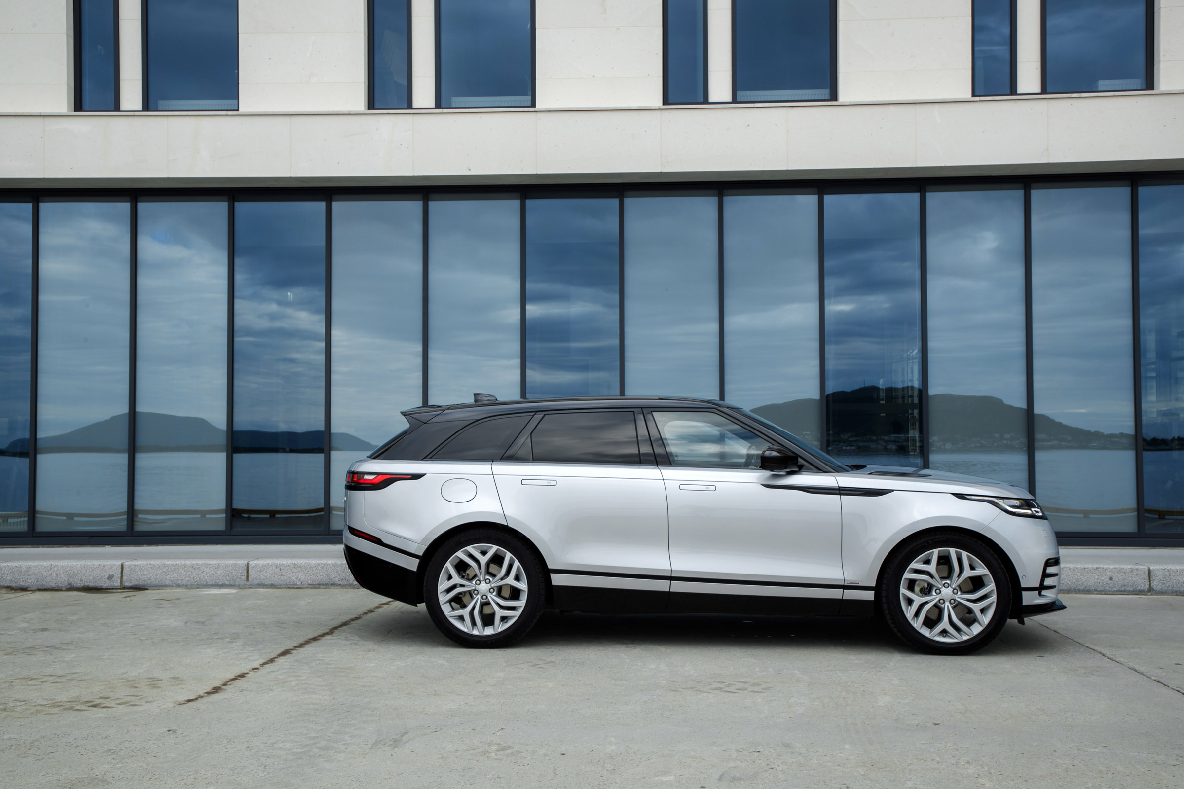 Range Rover Velar side