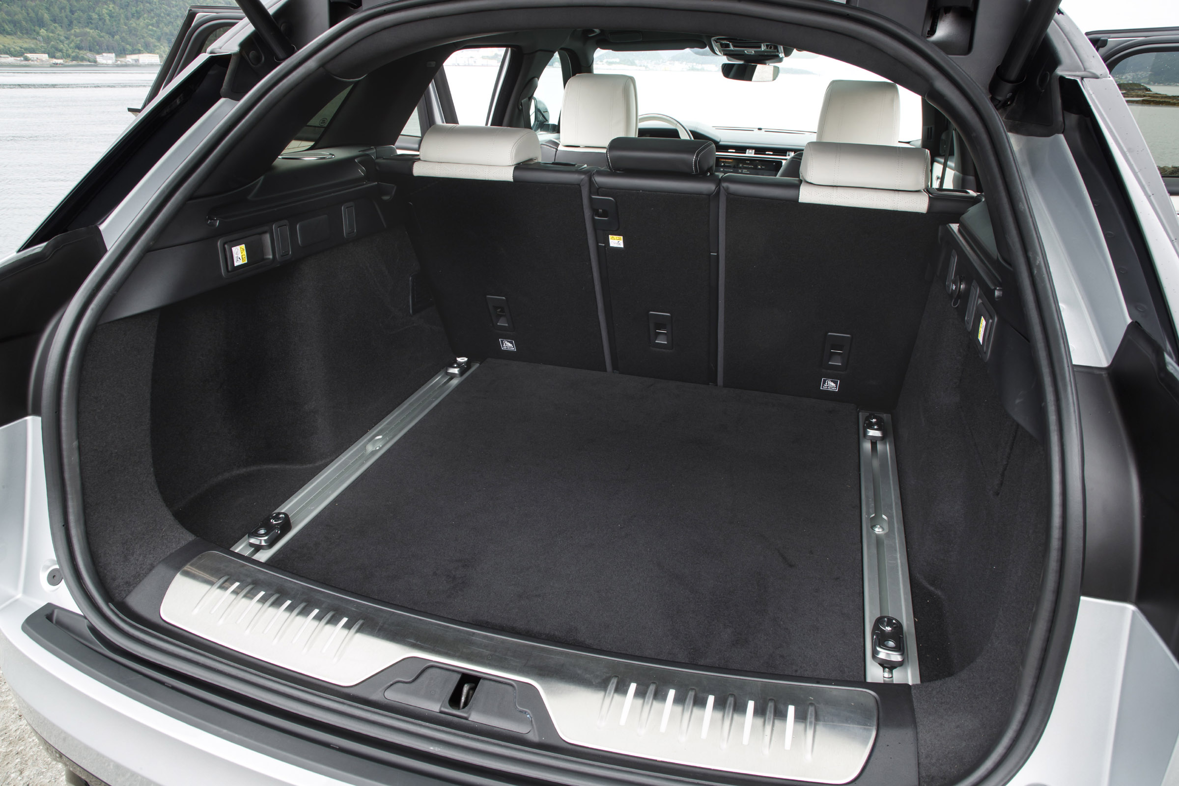 Range Rover Velar boot