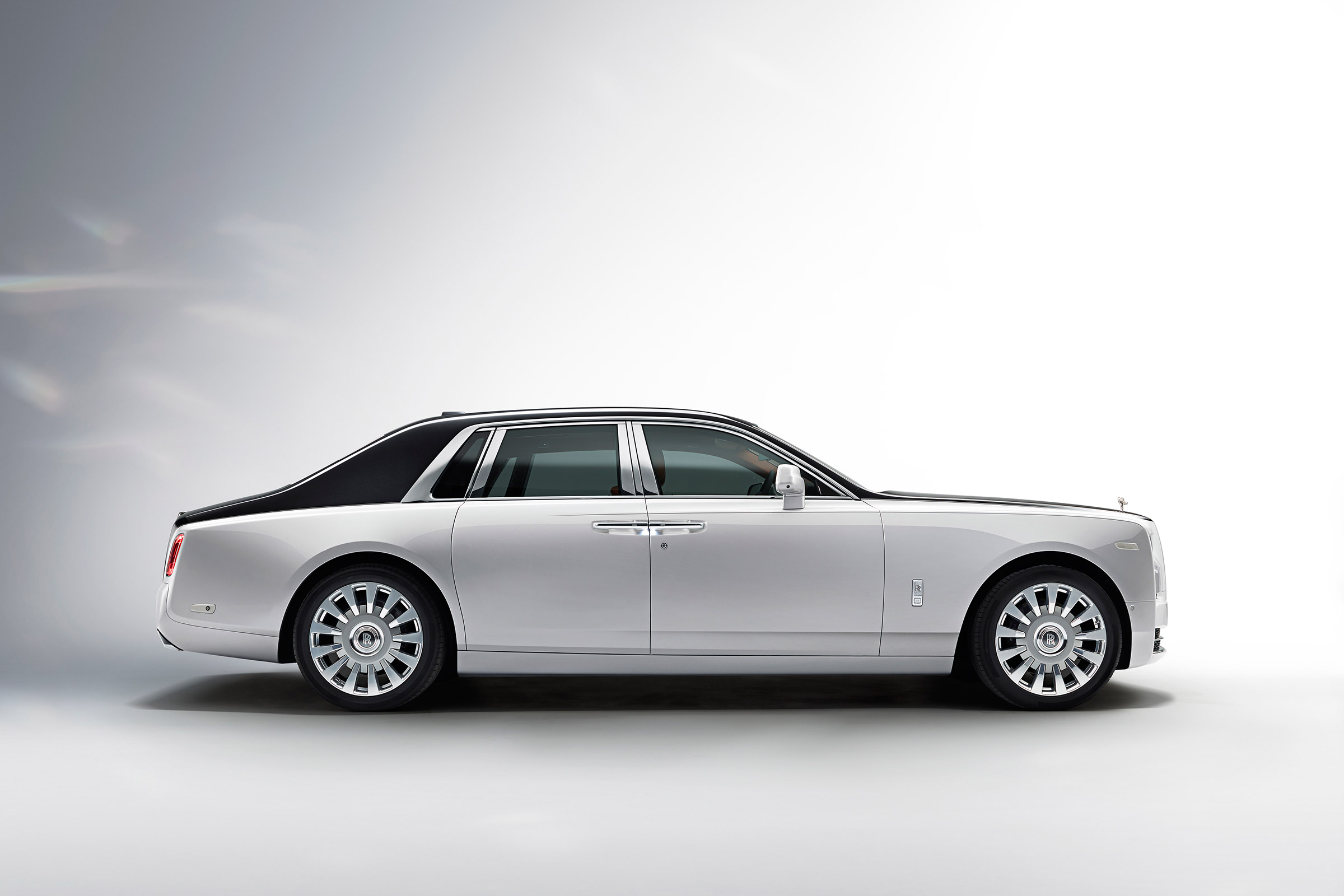 Rolls-Royce Phantom - side profile