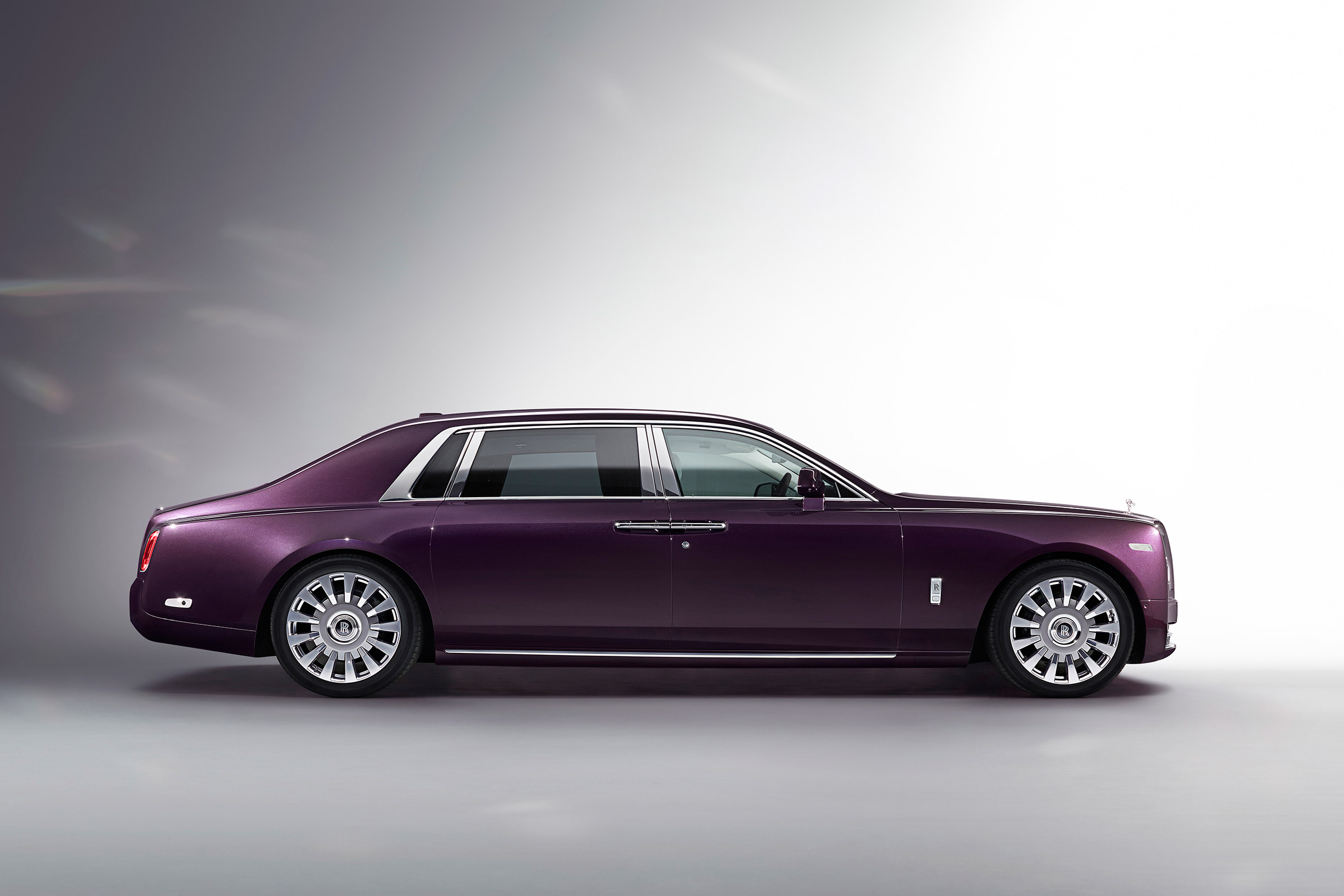 Rolls-Royce Phantom - side profile