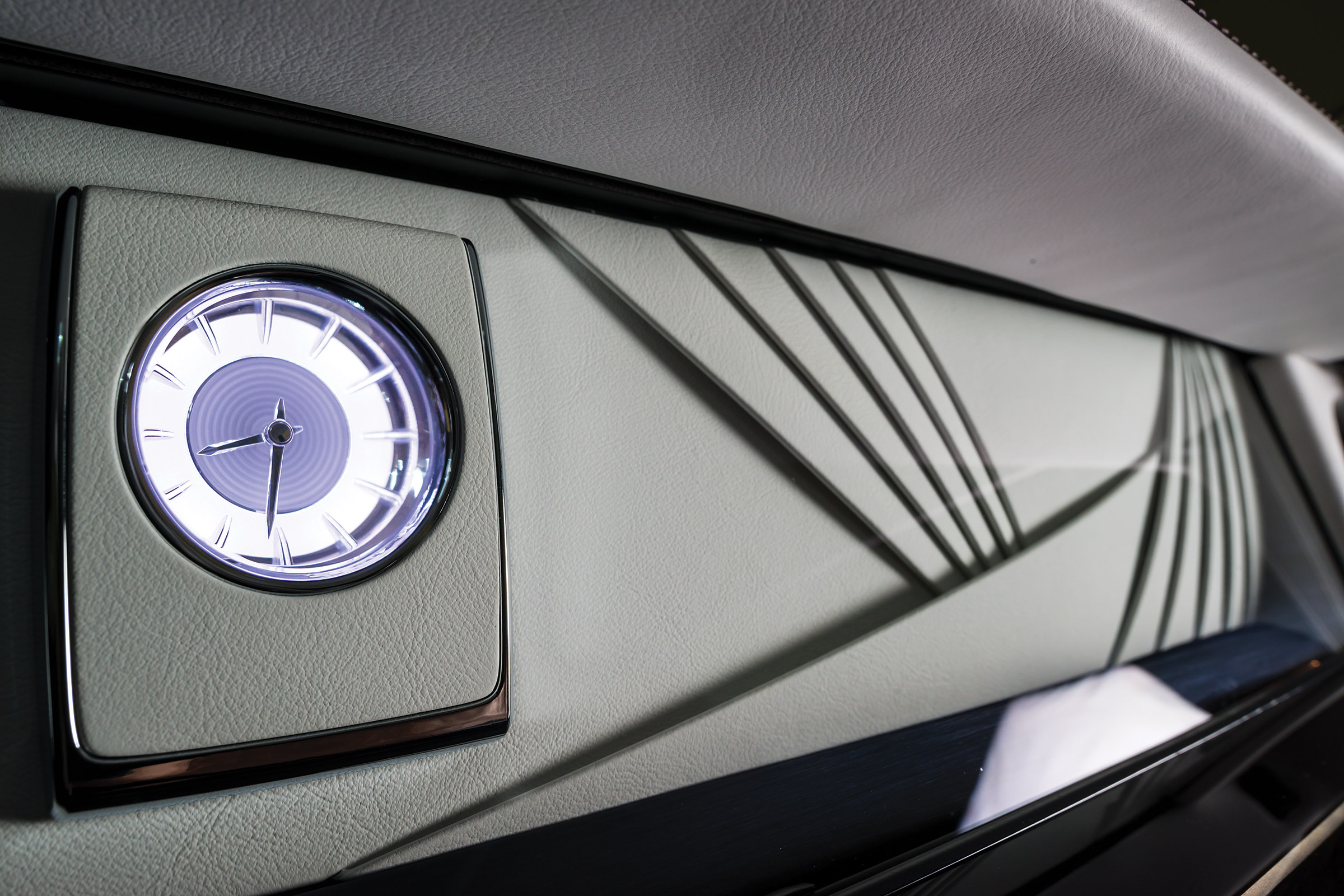 Rolls-Royce Phantom - clock