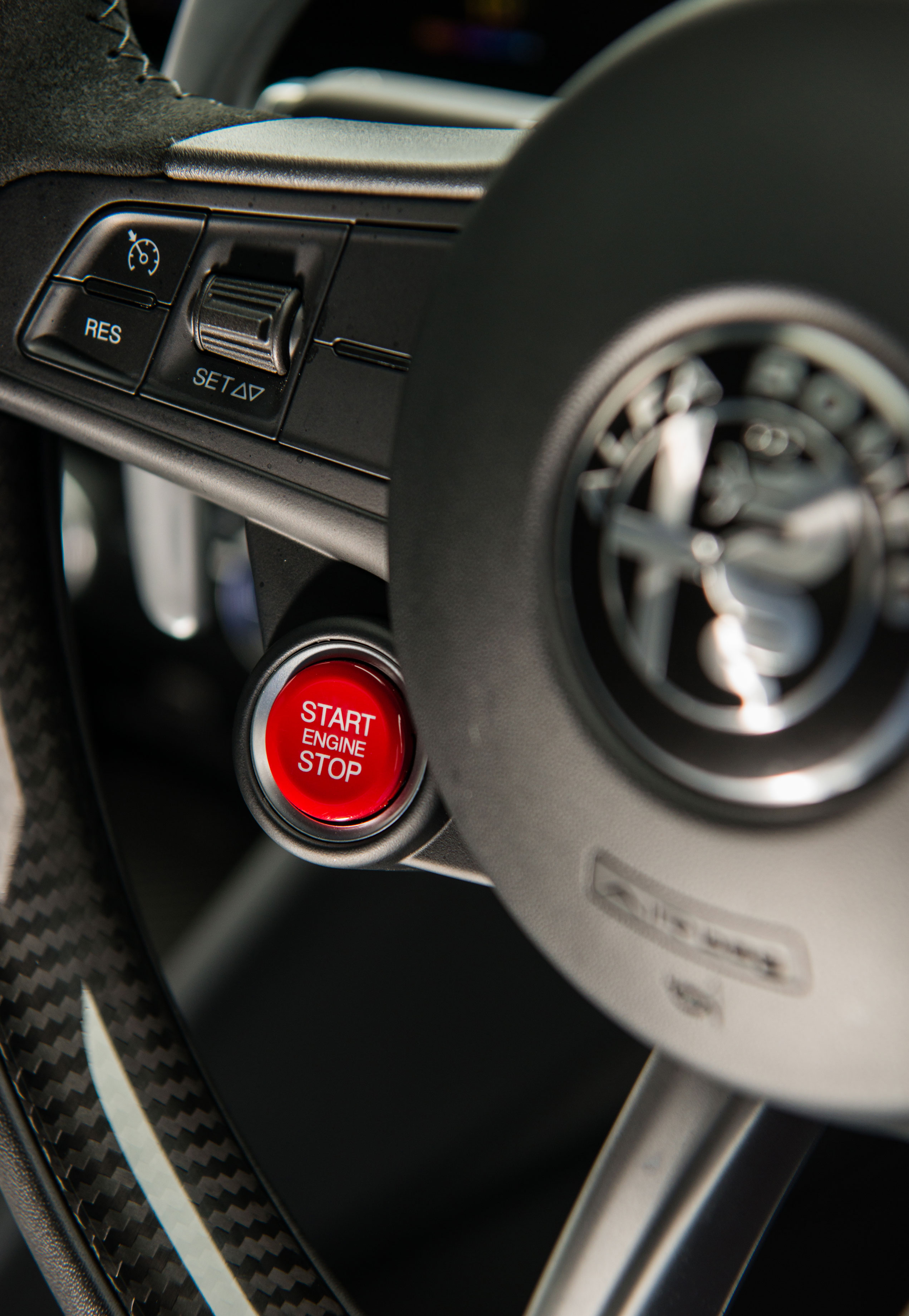 Alfa Romeo Giulia Quadrifoglio - Starter button
