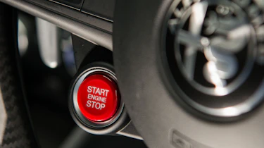 Alfa Romeo Giulia Quadrifoglio - Starter button