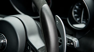 Alfa Romeo Giulia Quadrifoglio - Gear change paddle