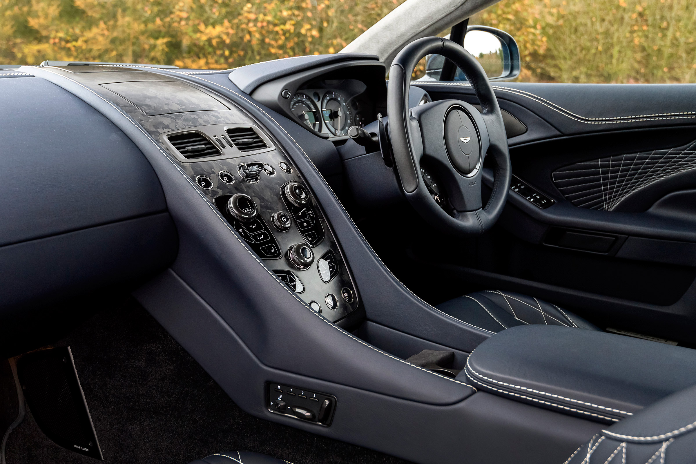 Aston Martin Vanquish S - interior