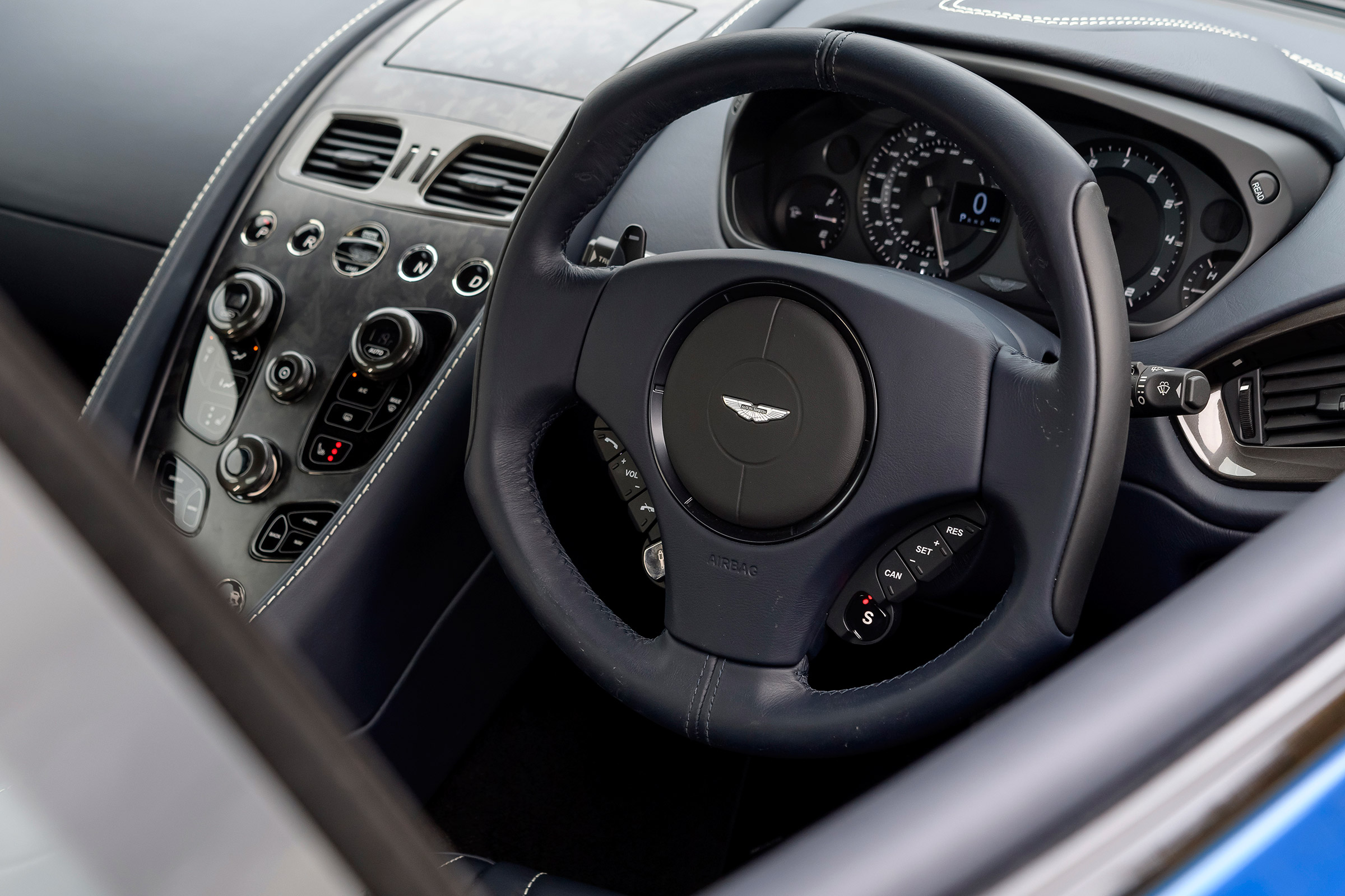 Aston Martin Vanquish S - interior
