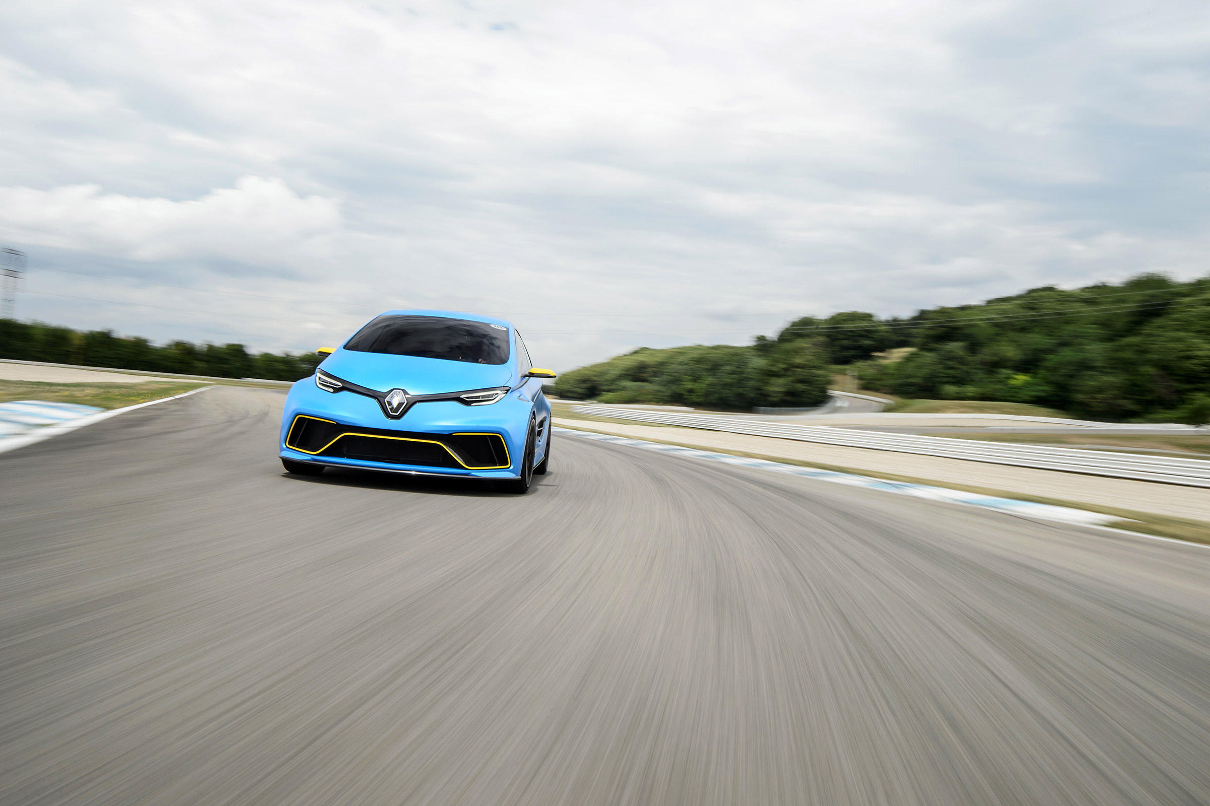 Renault Zoe E-Sport - front tracking