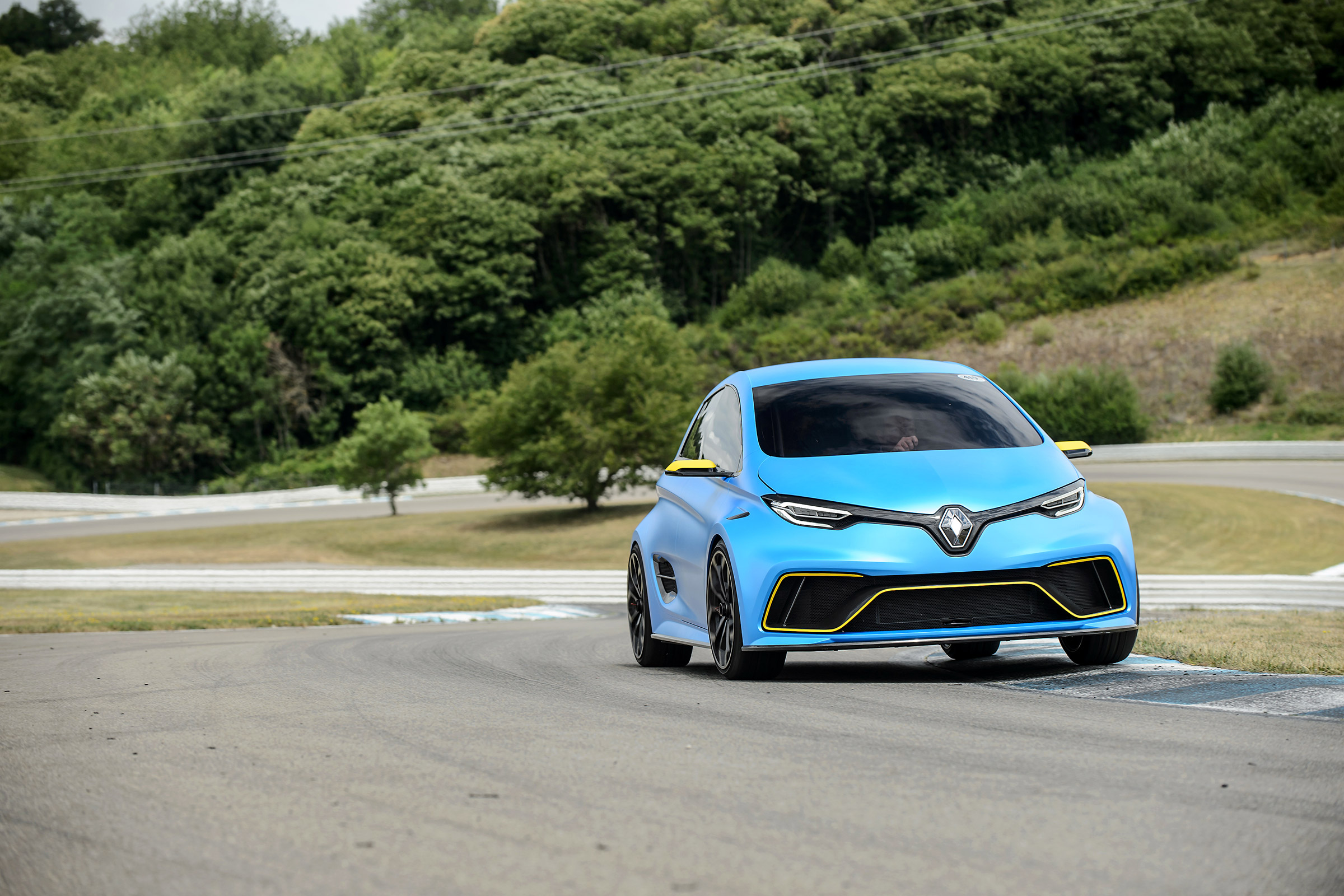 Renault Zoe E-Sport - front cornering