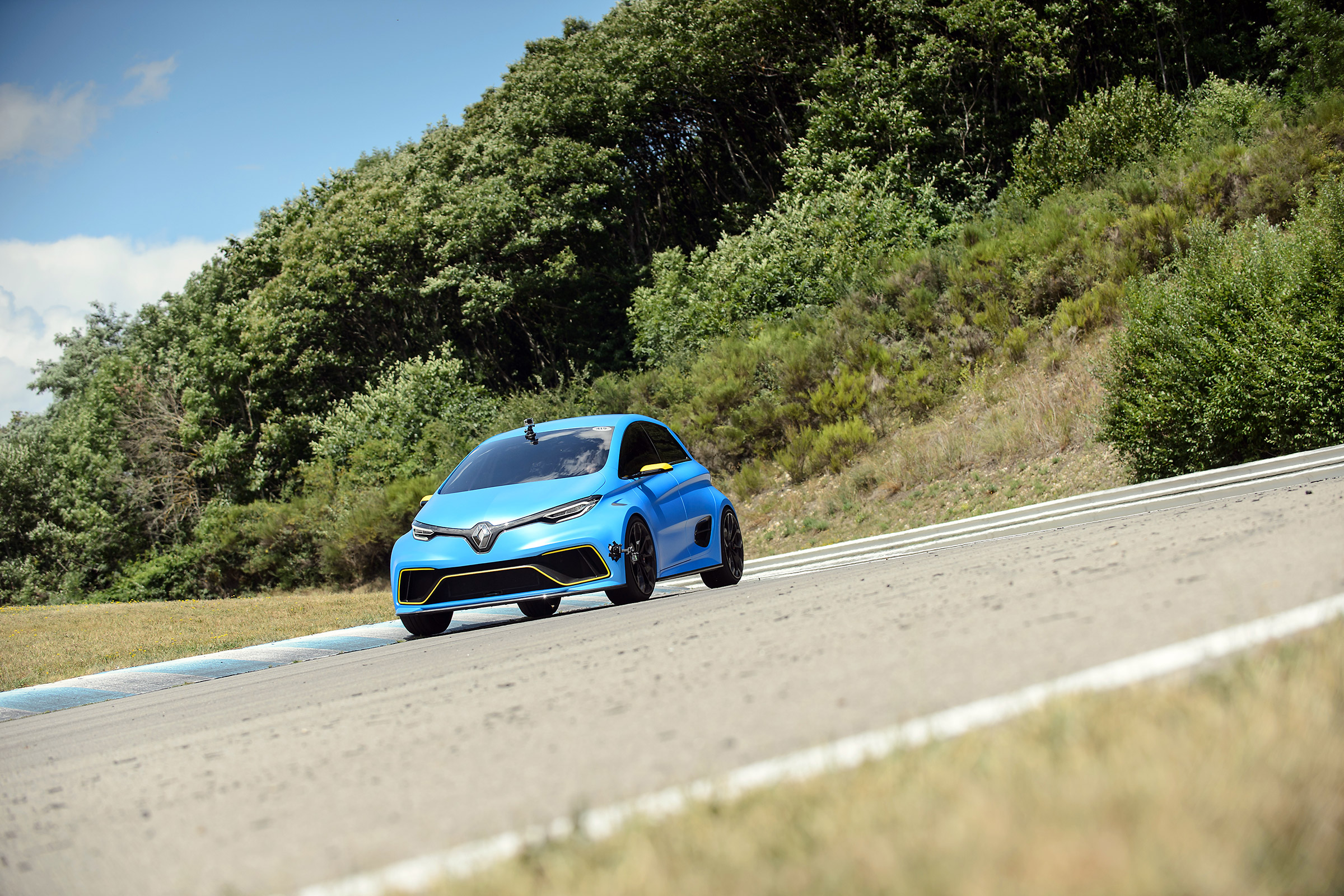 Renault Zoe E-Sport - front cornering