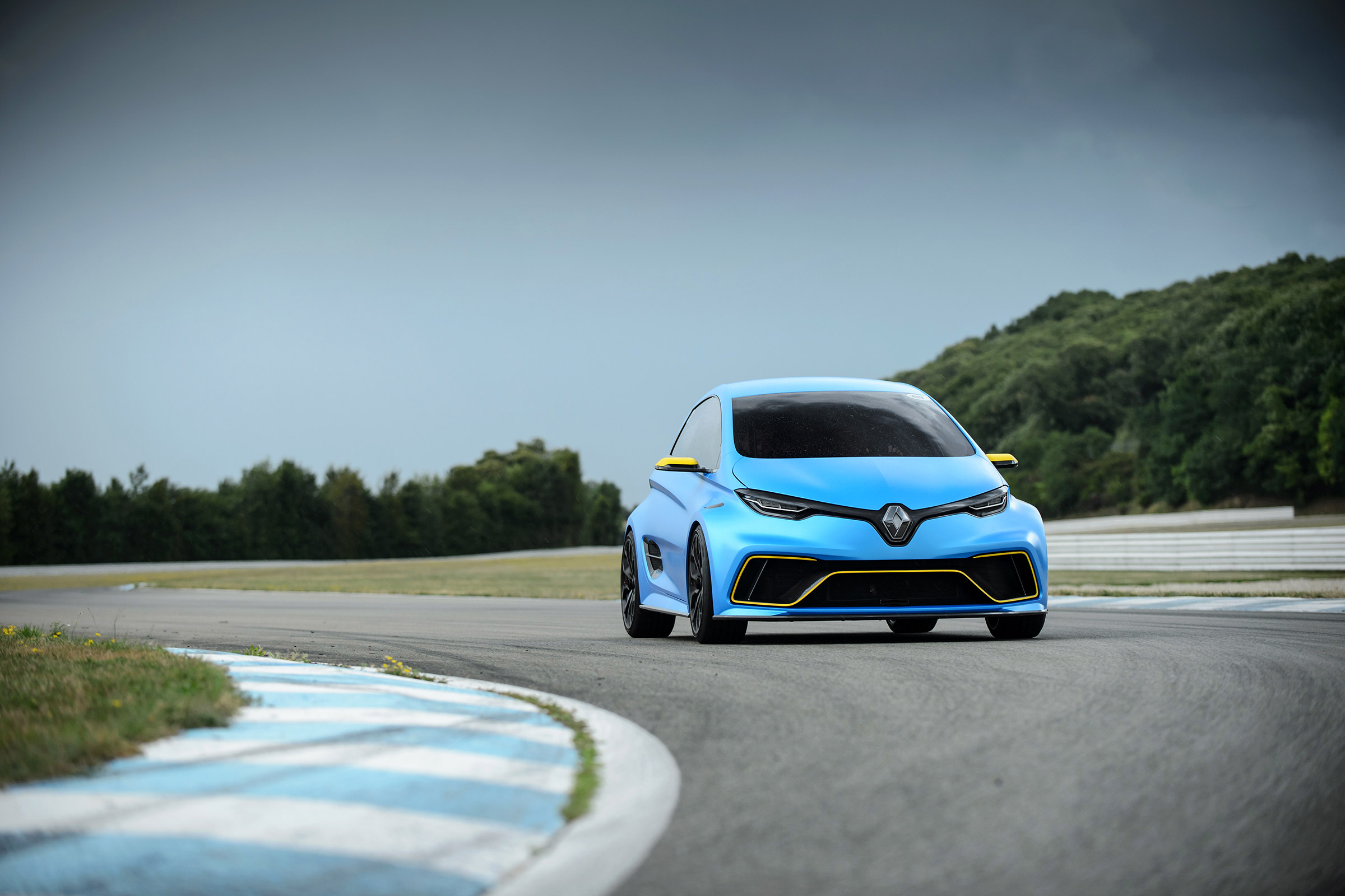 Renault Zoe E-Sport - front cornering