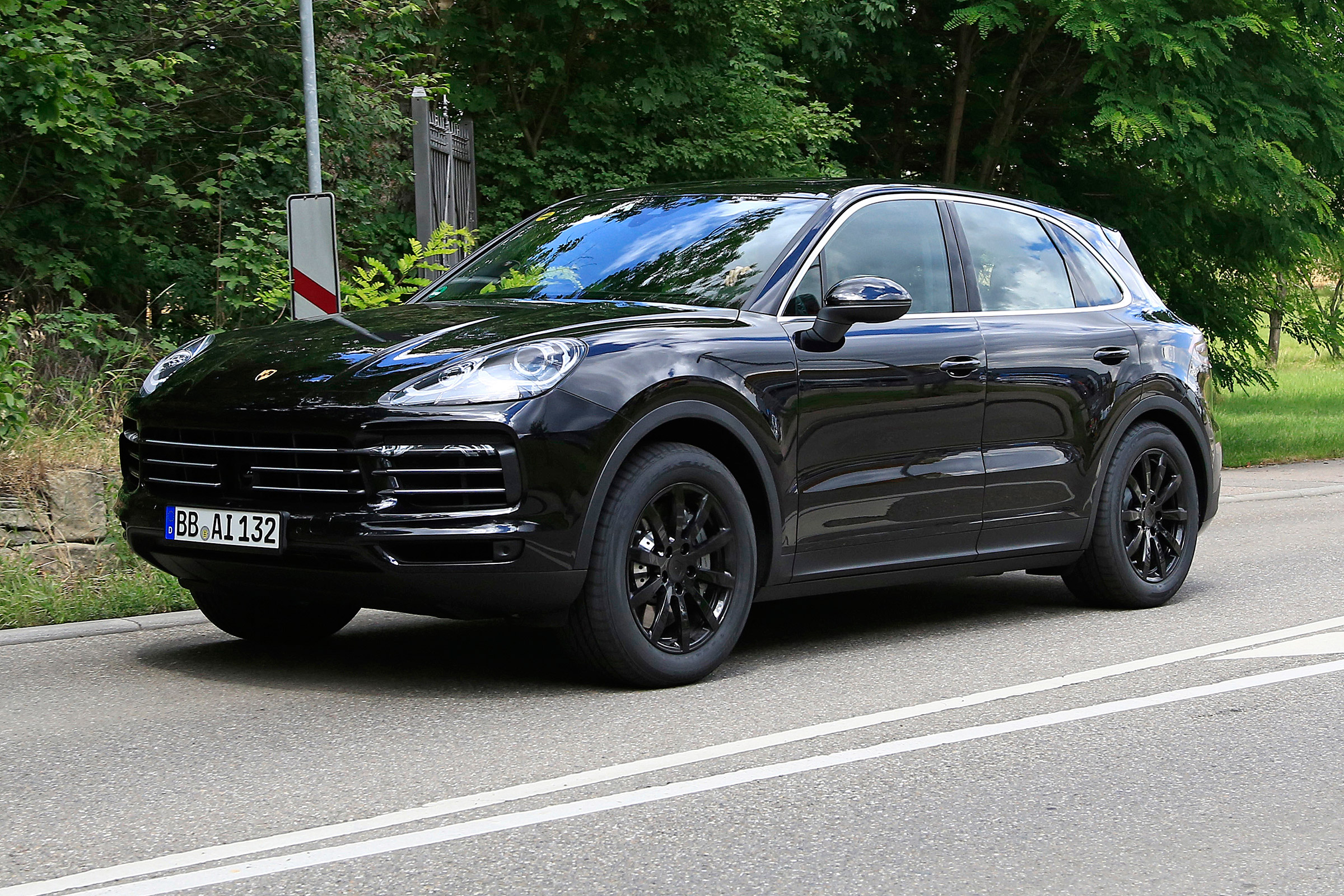 Porsche Cayenne spy shot front 3.4 2