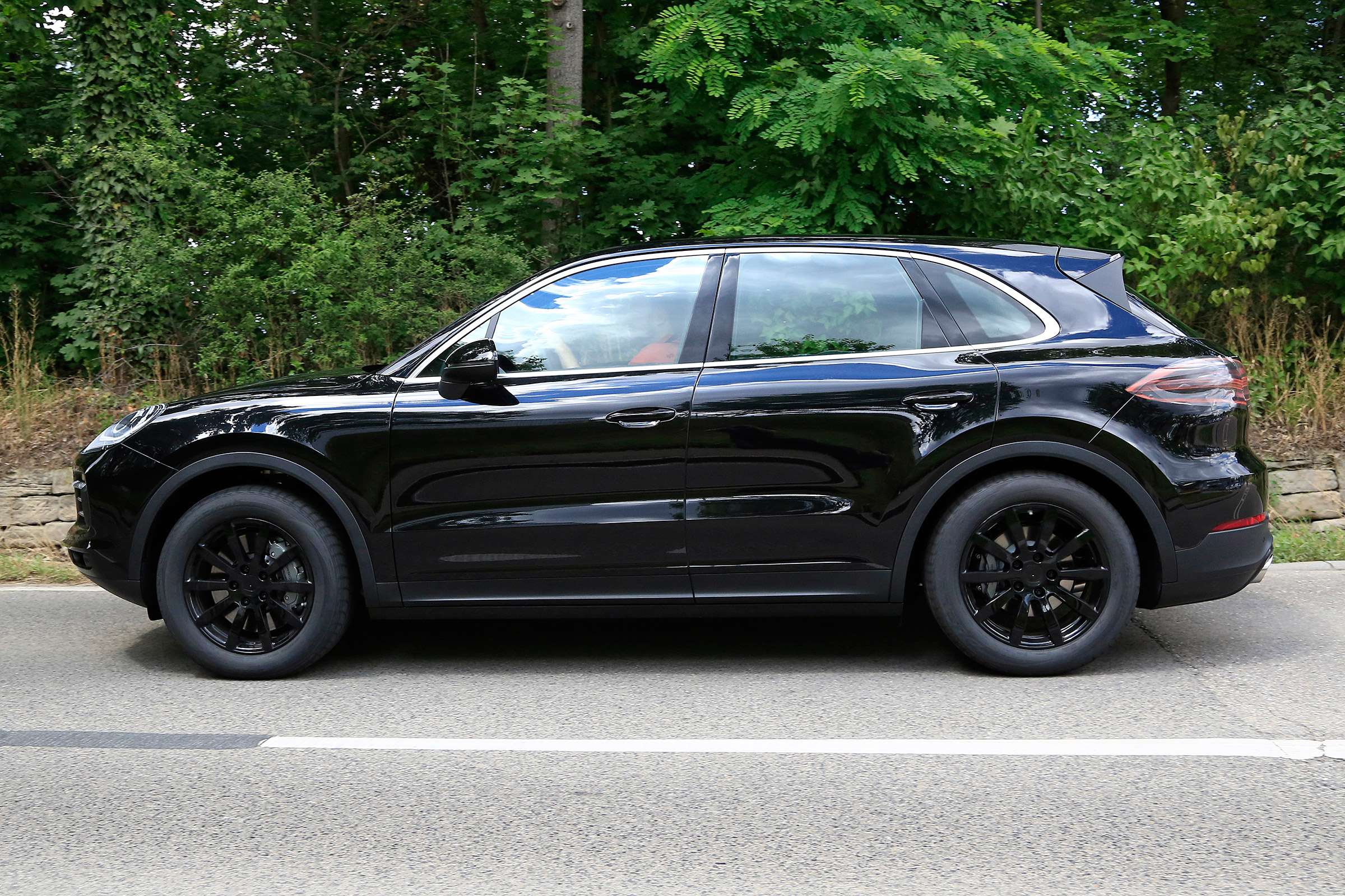 Porsche Cayenne spy shot profile 3
