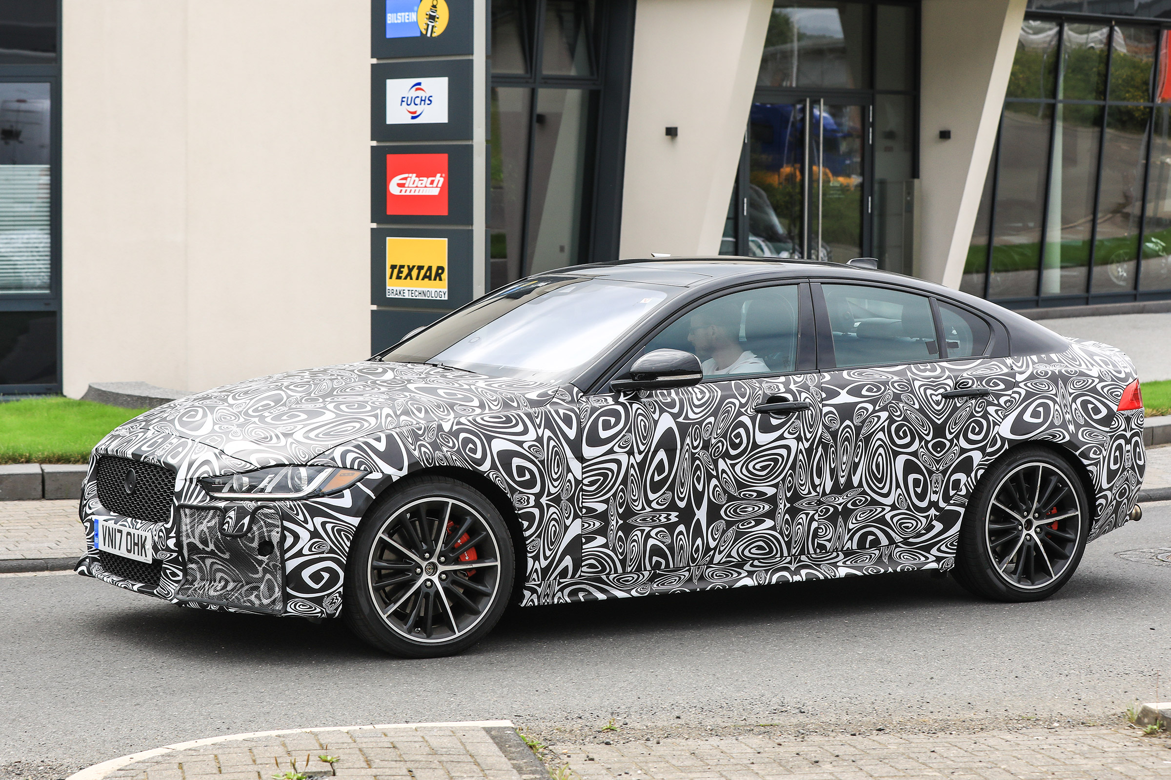 Jaguar XE R - side 