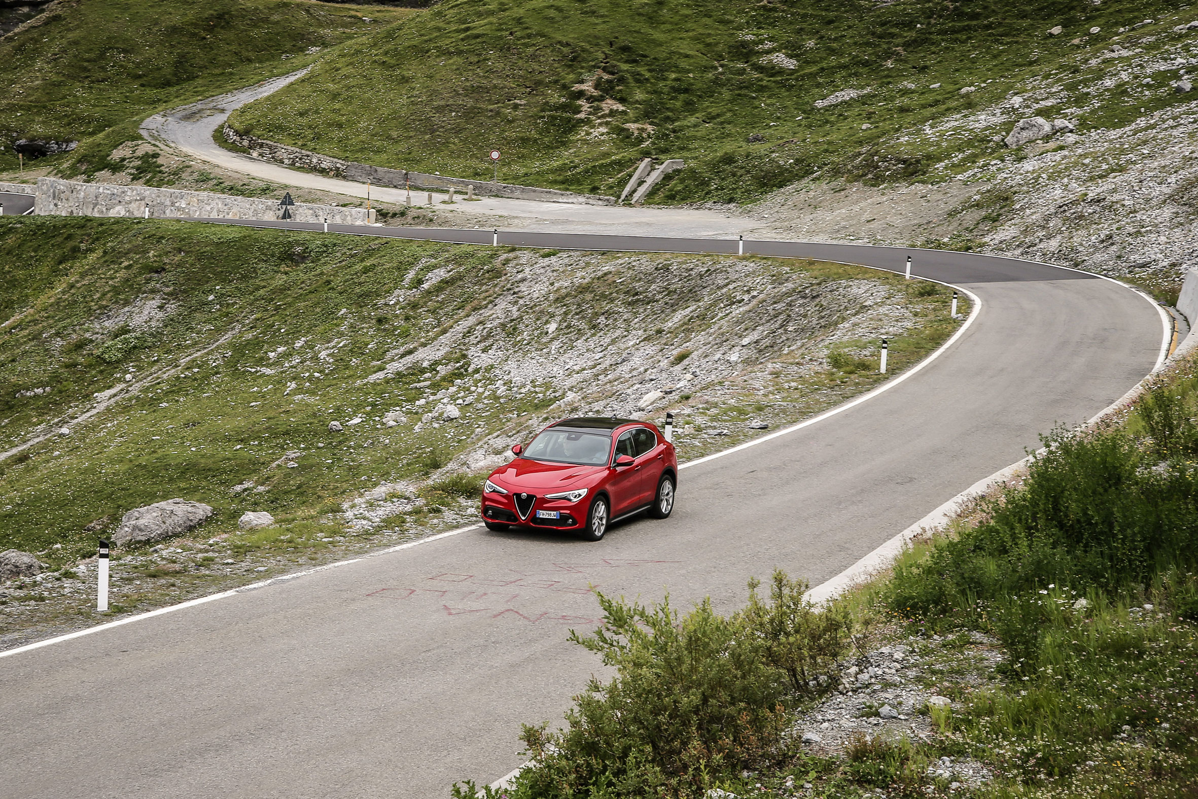 Alfa Romeo Stelvio (front) on the Stelvio Pass