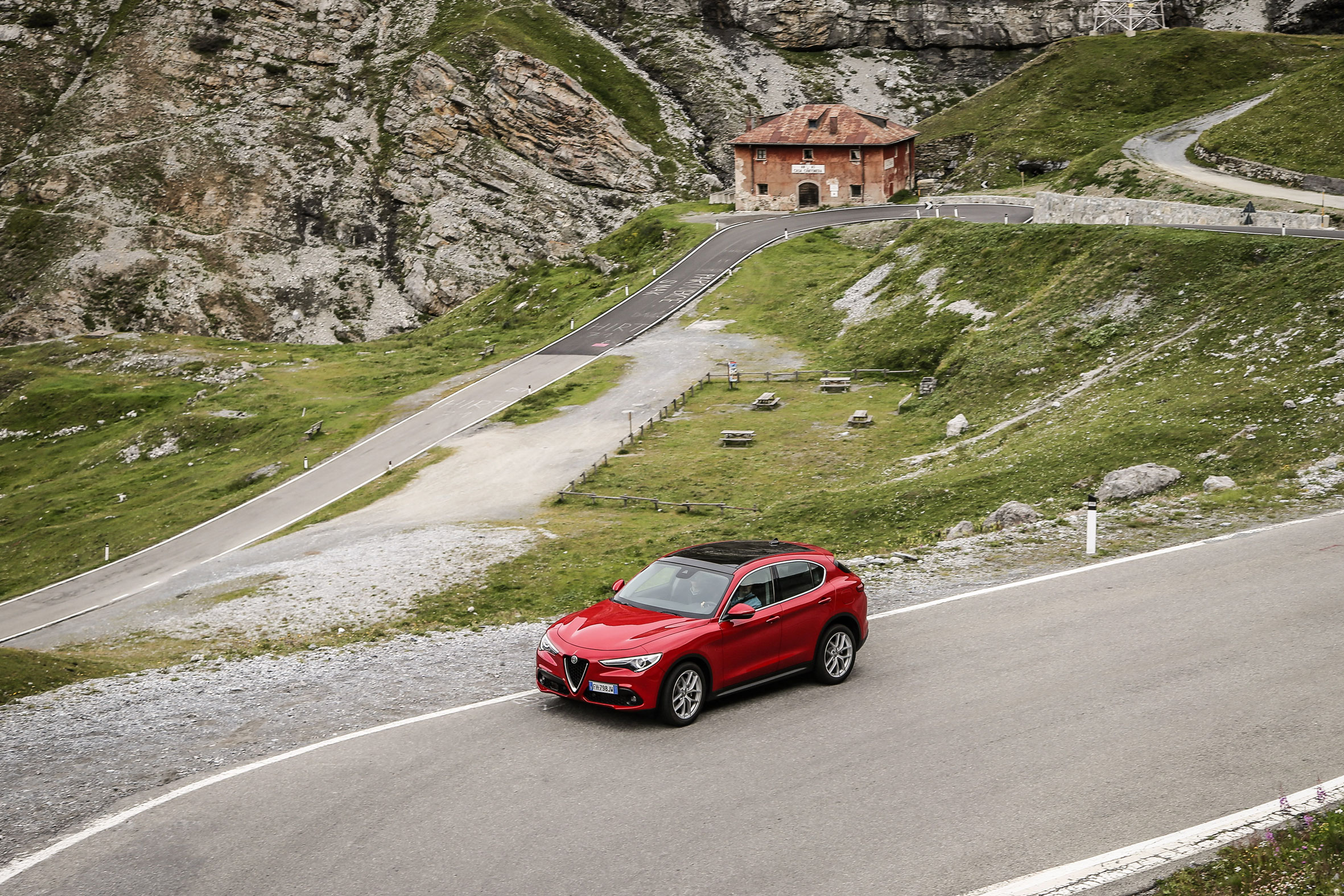 Alfa Romeo Stelvio (front) on the Stelvio Pass