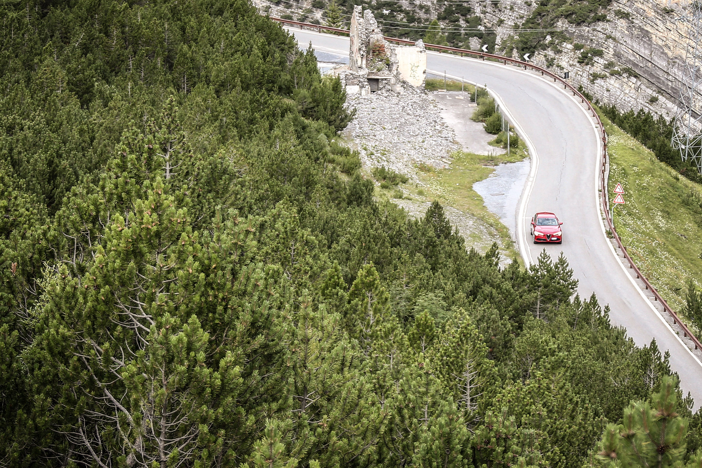 Alfa Romeo Stelvio (front) on the Stelvio Pass