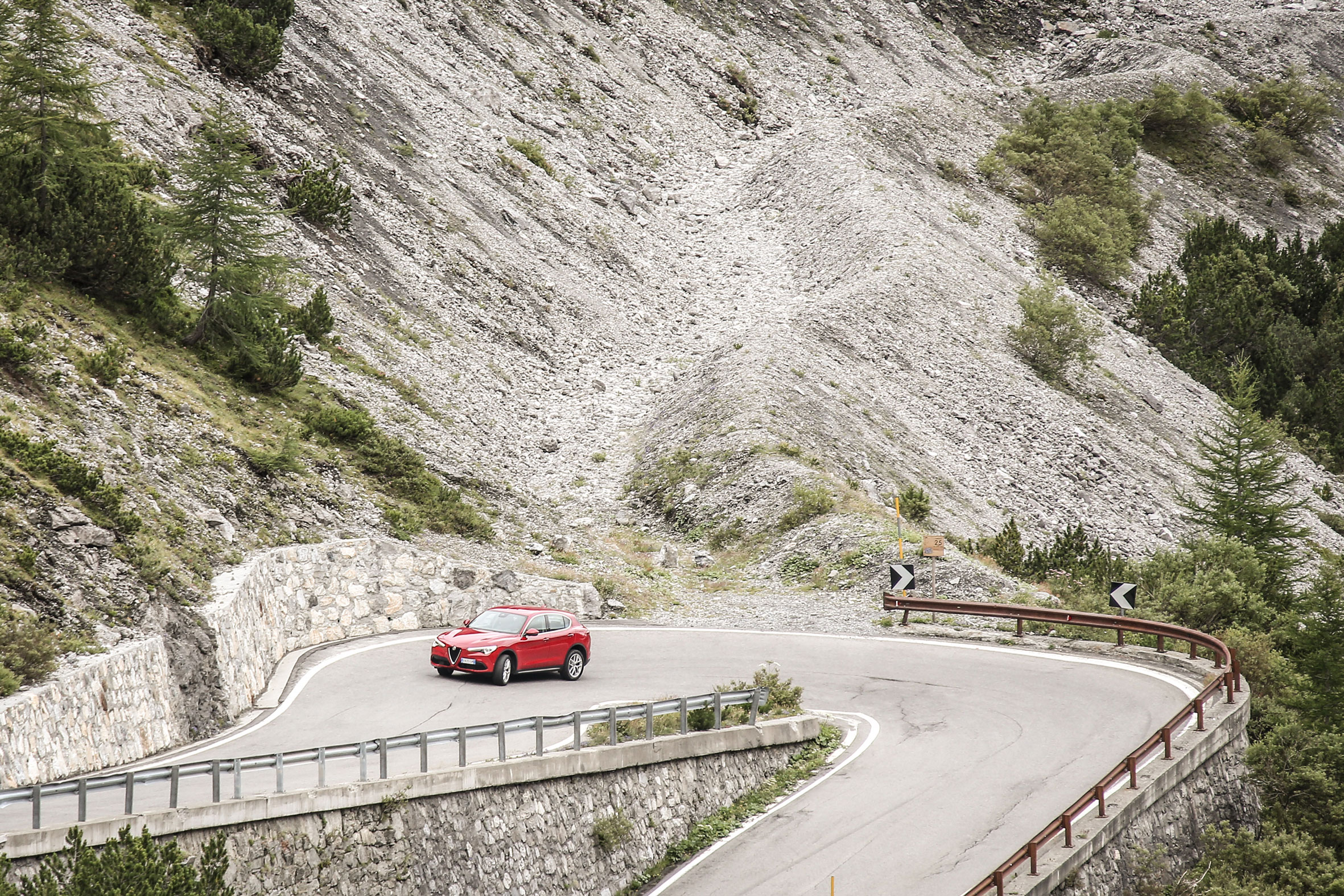 Alfa Romeo Stelvio (front) on the Stelvio Pass