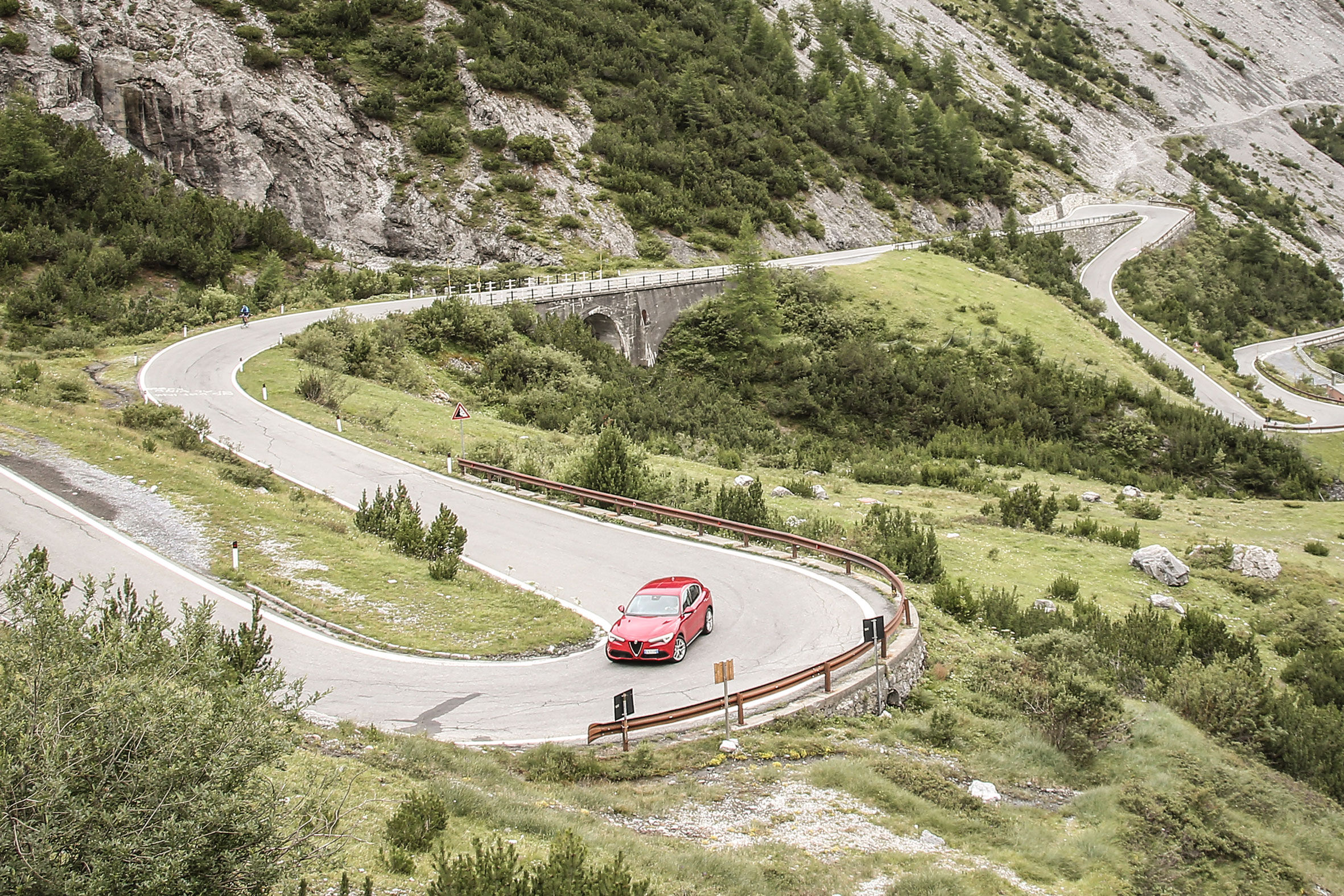 Alfa Romeo Stelvio (front) on the Stelvio Pass