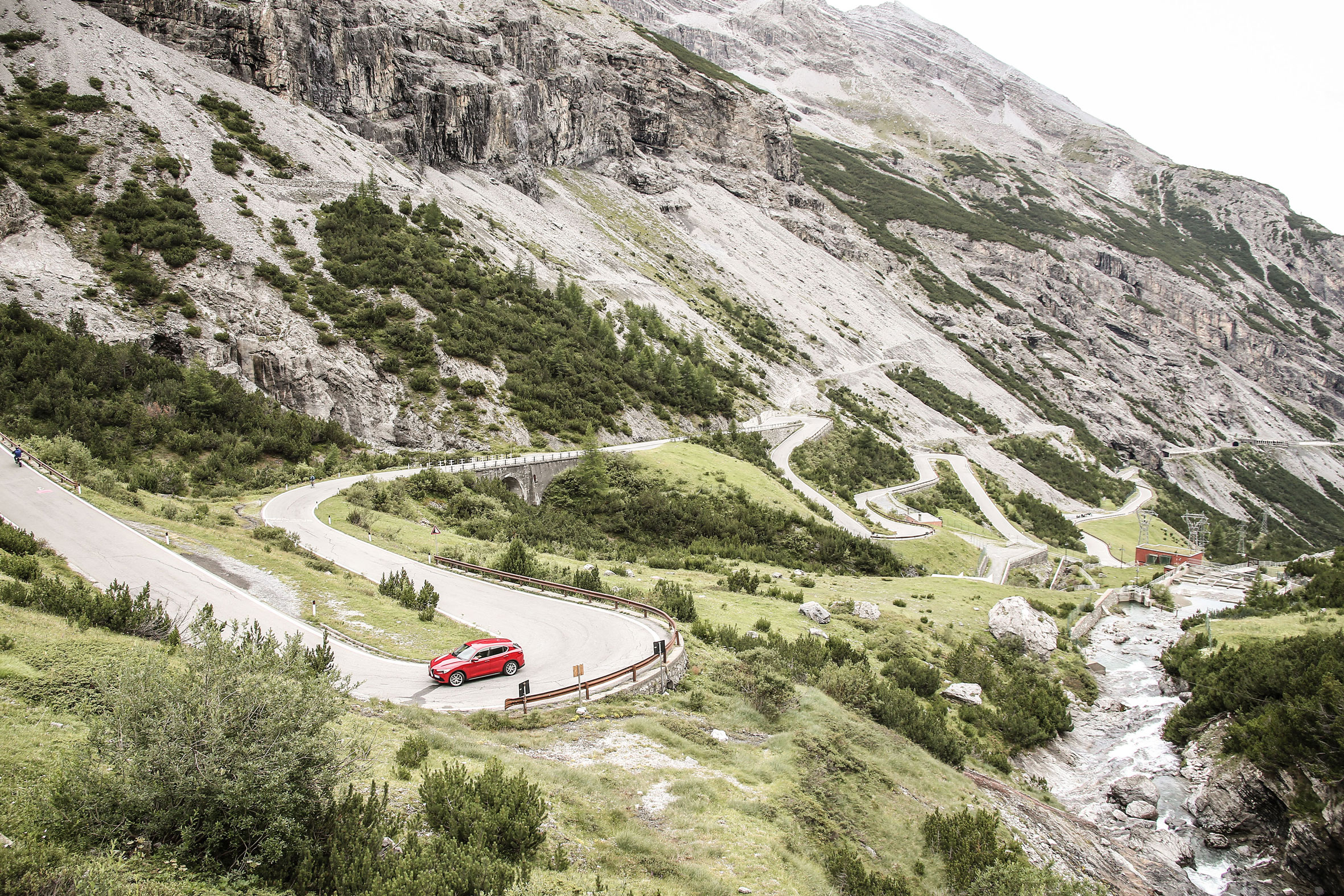 Alfa Romeo Stelvio (side) on the Stelvio Pass