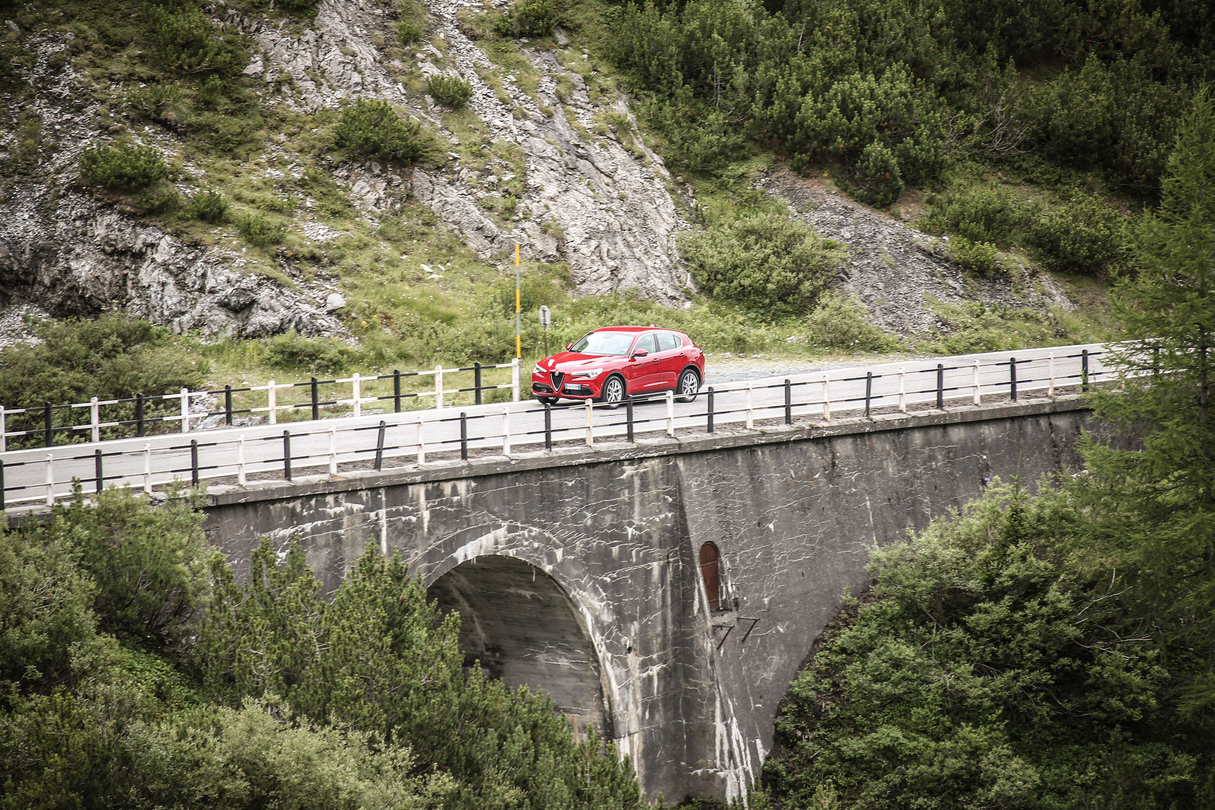 Alfa Romeo Stelvio (front) on the Stelvio Pass