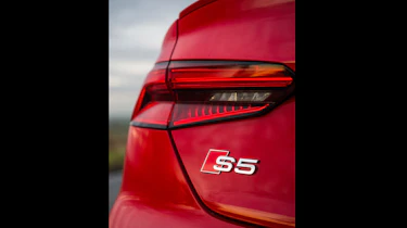 C43 v S5 v 440i - badge