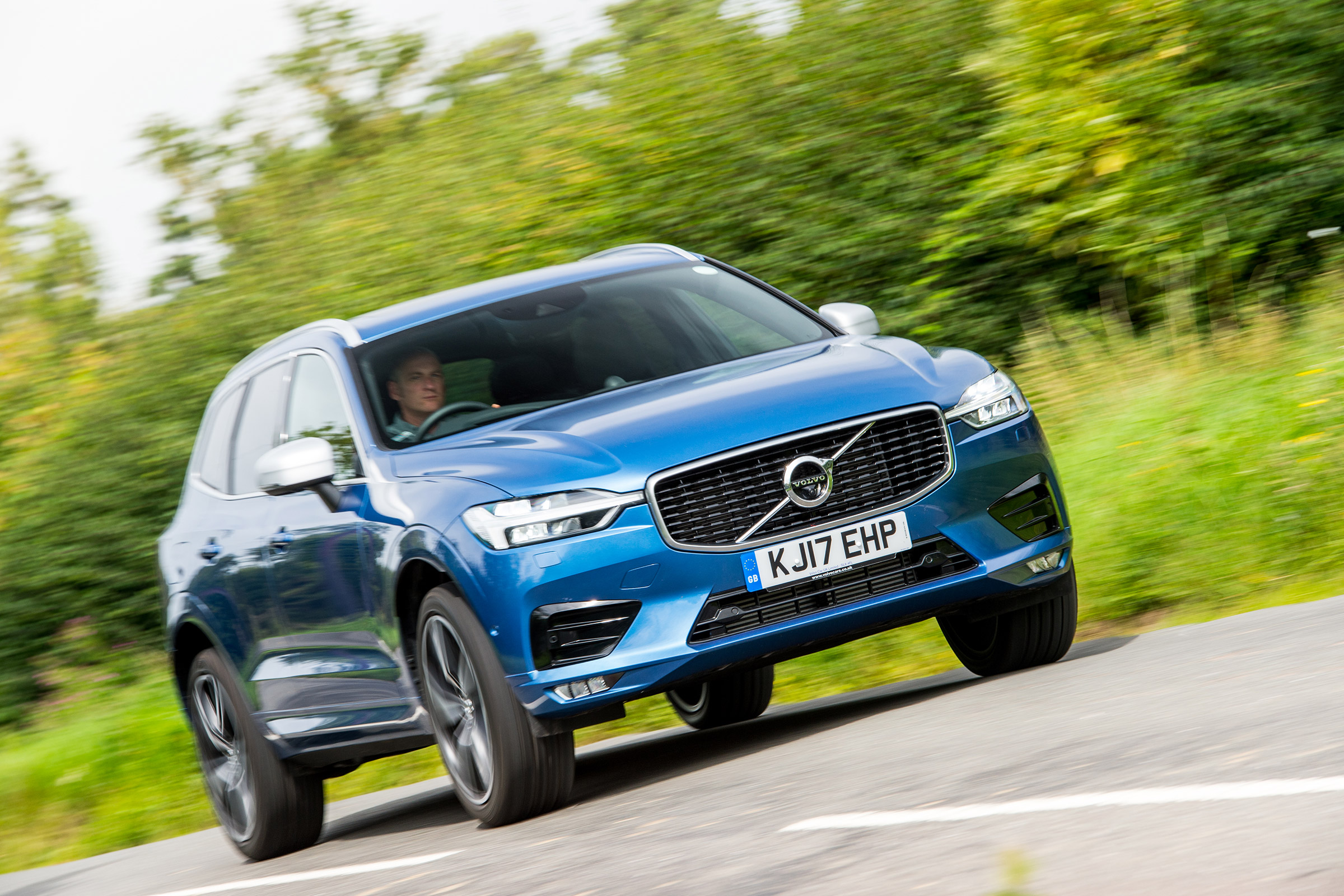 Volvo XC60 - front cornering