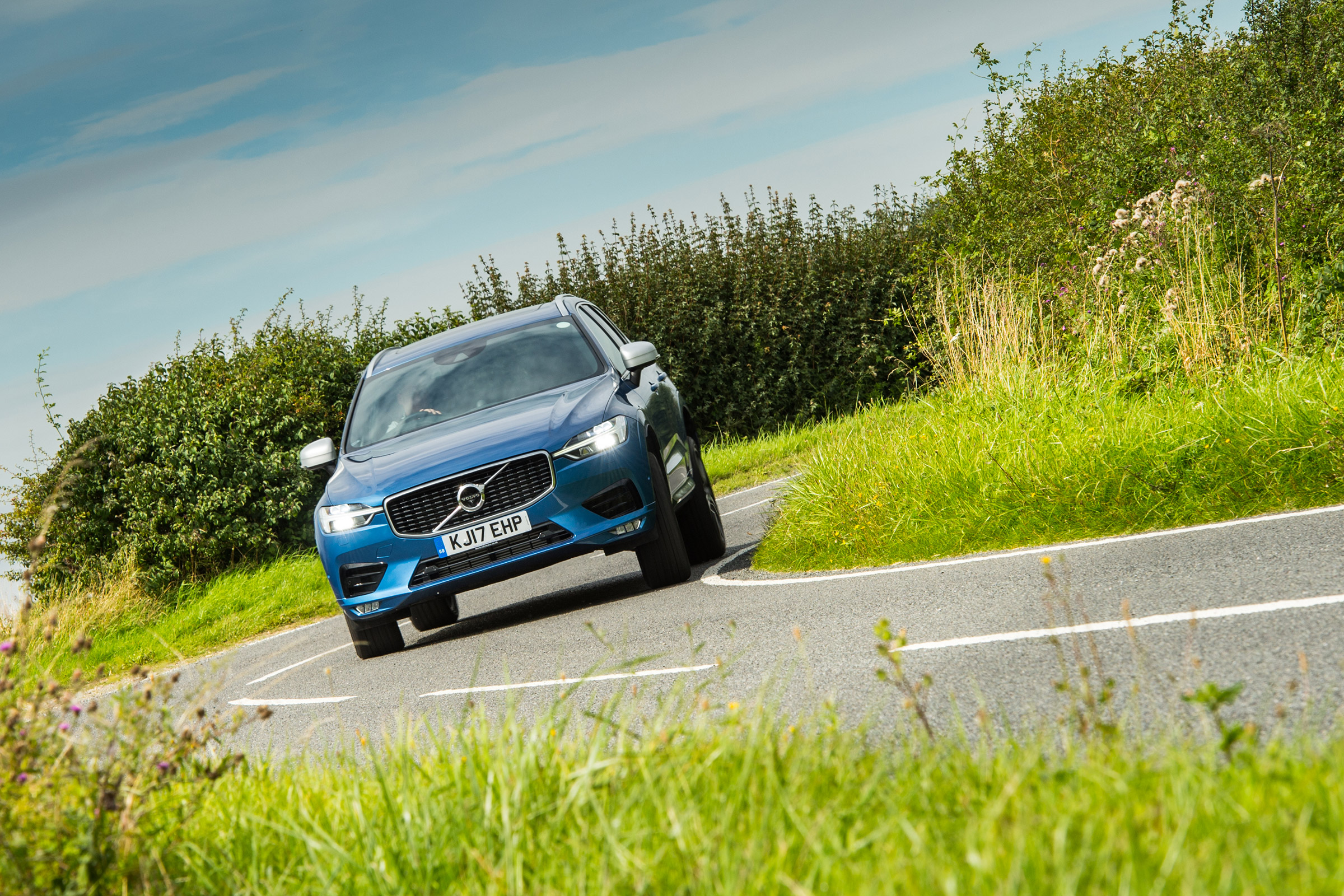 Volvo XC60 - front cornering
