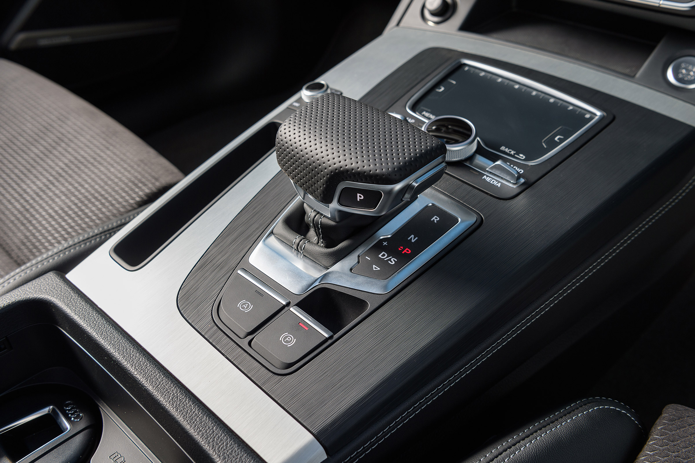 Audi Q5 S Line TFSI - gear selector