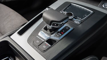 Audi Q5 S Line TFSI - gear selector