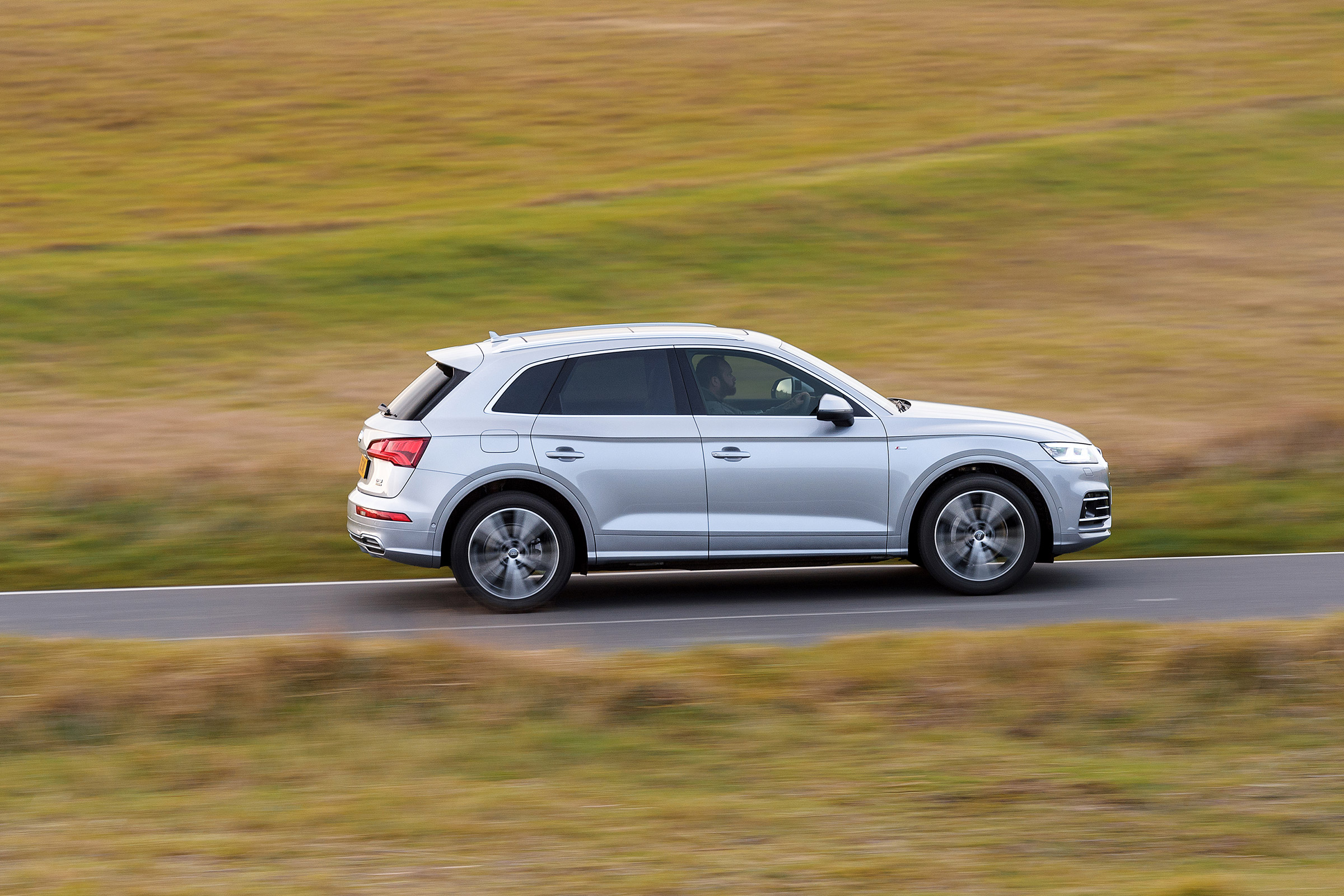 Audi Q5 S Line TFSI - profile