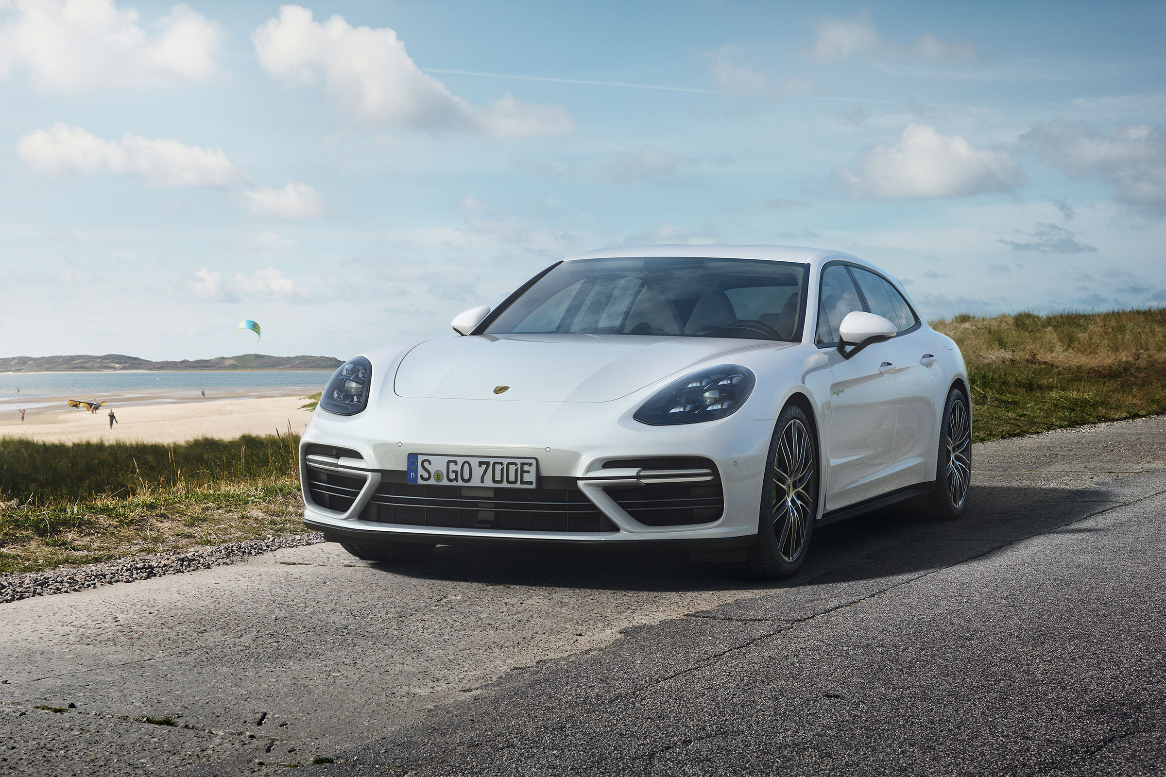 Porsche Panamera Turbo S E-Hybrid Sport Turismo - front quarter