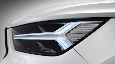Volvo XC40 - headlights